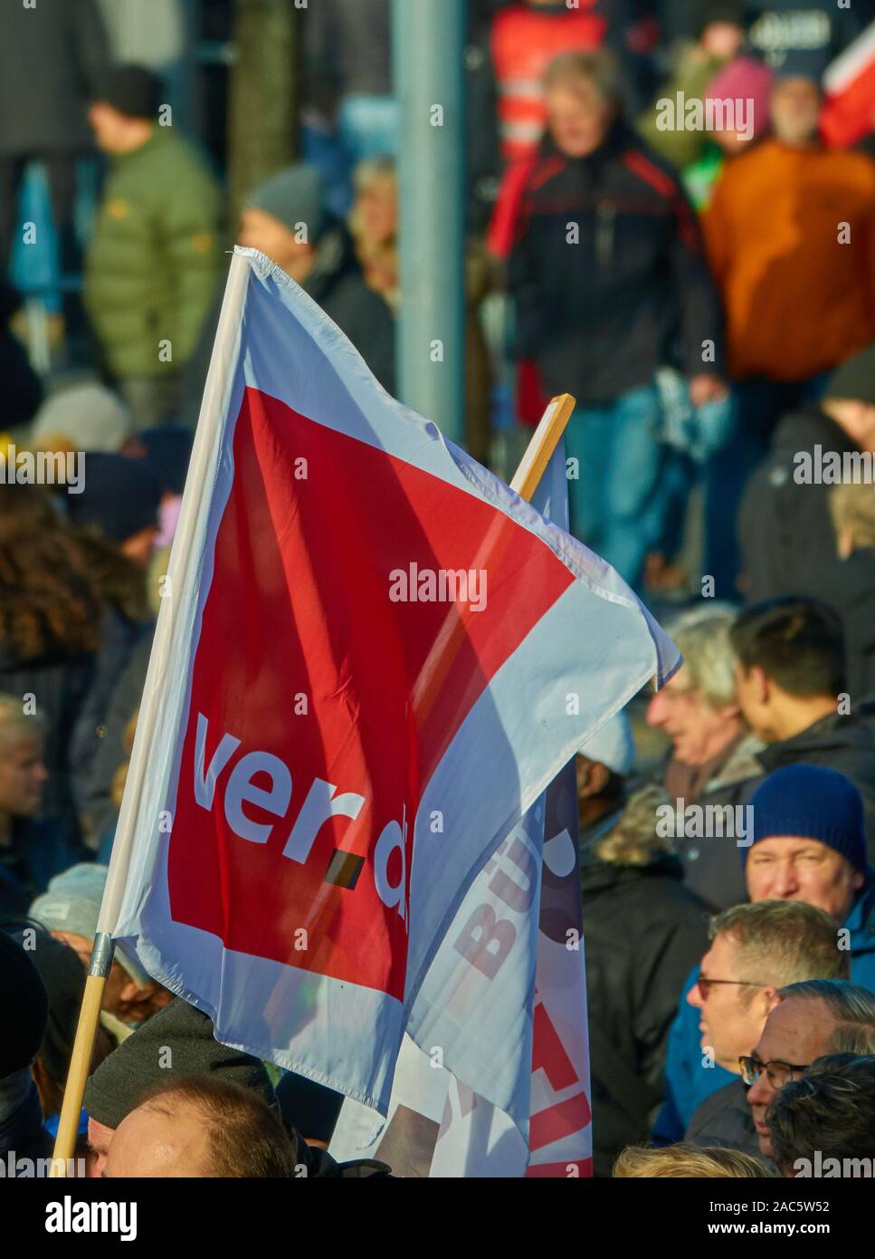 Braunschwig, Germania, Novembre 30, 2019: Bandiera del lavoro tedesco unione verdi sventolare a dimostrazione contro AFD conferenza di partito Foto Stock