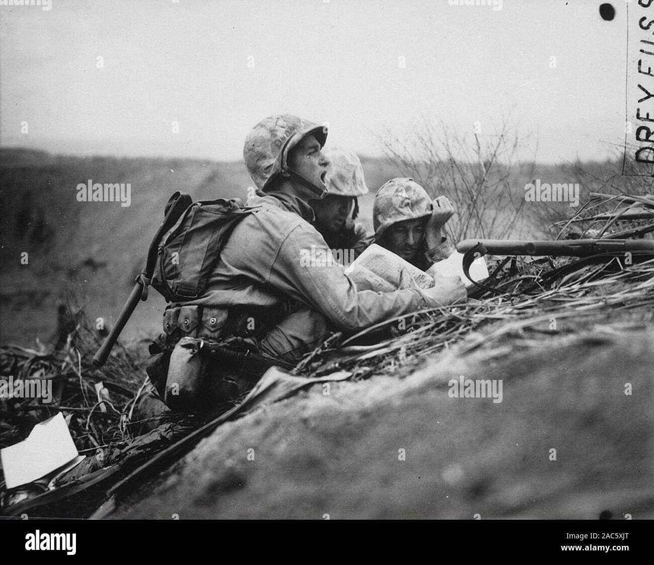 Osservatore su Iwo Jima, Febbraio 1945 Foto Stock