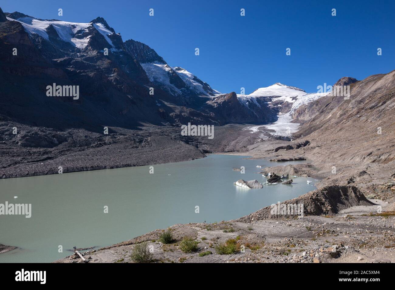 Glocknergruppe massiccio alpino. Il Großglockner e Johannisberg picchi di montagna. Il ghiacciaio Pasterze. Proglacial lake. Alpi austriache. L'Europa. Foto Stock