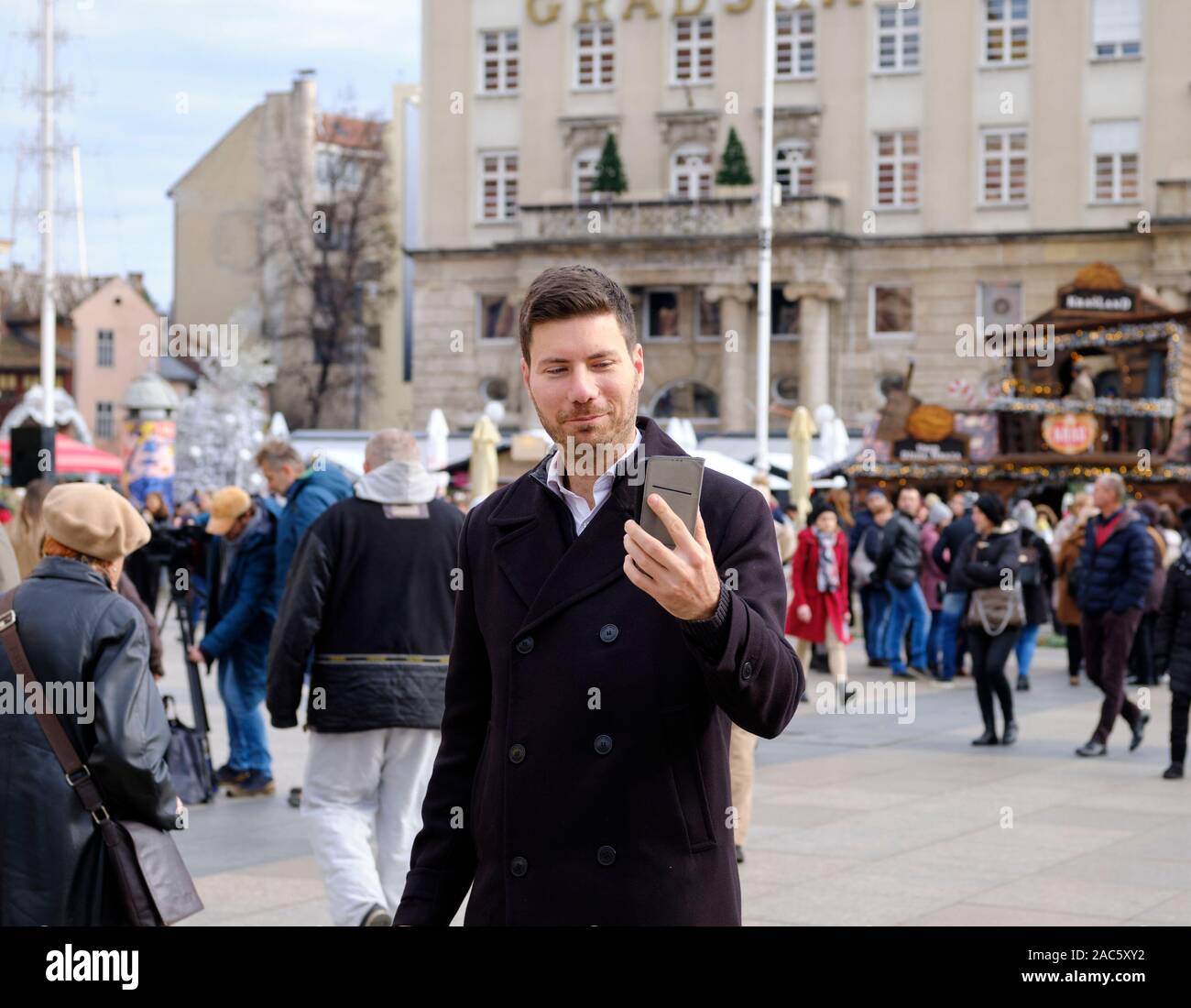 Zagabria, Croazia. 1 dicembre 2019. Ivan Pernar, leader del SIP (Stranka Ivana Pernara) in piazza Ban Josip Jelačić. Tutti i leader di partito hanno allestito uno stand per raccogliere le firme per la loro candidatura mentre ci avviciniamo alle elezioni presidenziali tenutesi in Croazia il 22 dicembre 2019. I candidati hanno tempo fino alla mezzanotte del 3 dicembre 2019 per presentare le loro 10.000 firme alla commissione elettorale statale. Crediti: Alamy Live News. Foto Stock