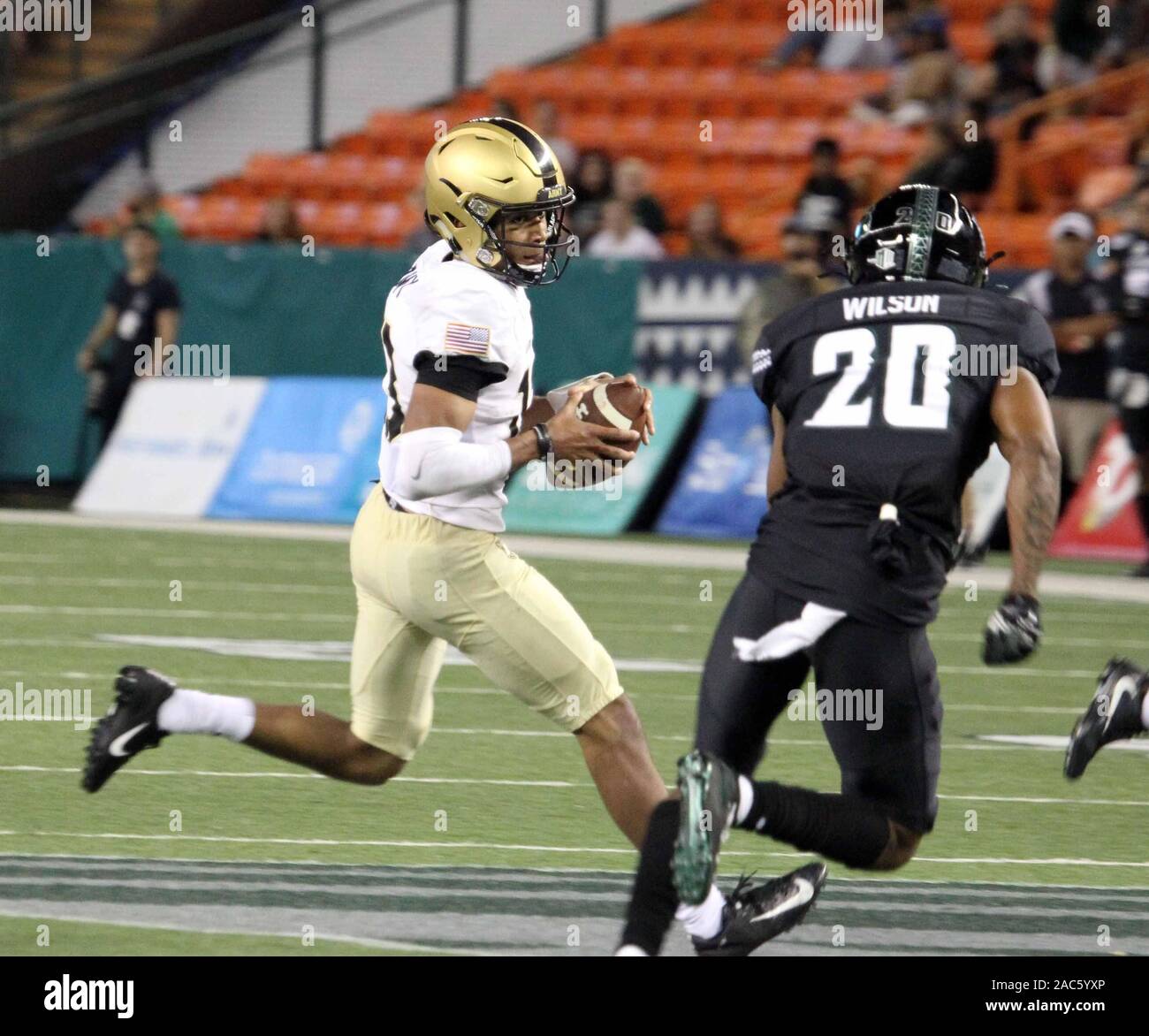 Novembre 30, 2019 - Esercito cavalieri neri quarterback Christian Anderson #13 durante una partita tra esercito cavalieri neri e le Hawaii Rainbow Warriors all'Aloha Stadium di Honolulu, HI - Michael Sullivan/CSM. Foto Stock