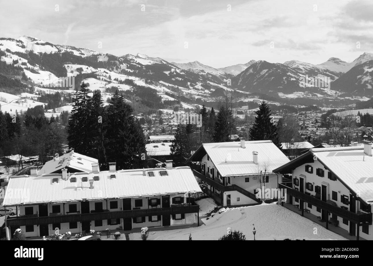 Austria: la vista delle montagne di neve dal Schlosshotel Lebenberg a Kitzbühel Foto Stock