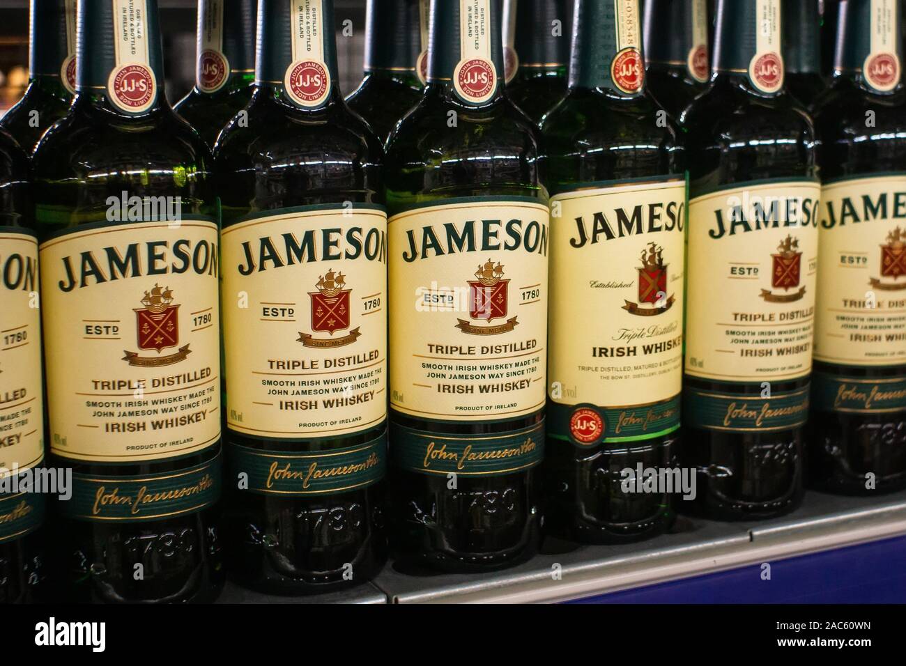 Tyumen, Russia-November 05, 2019: Jameson Whiskey irlandese. Jameson è di gran lunga il migliore di vendita di whiskey irlandese. Sui ripiani del ipermercato metro cas Foto Stock