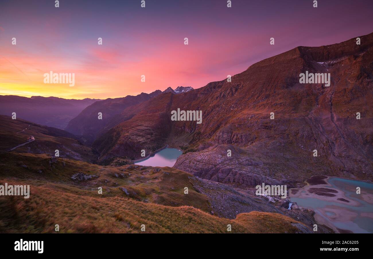 Colori di luce del sole all'alba sul Glocknergruppe massiccio alpino; Sandersee Margaritze e laghi. Parco Nazionale degli Alti Tauri. Kärnten. Alpi austriache. Foto Stock