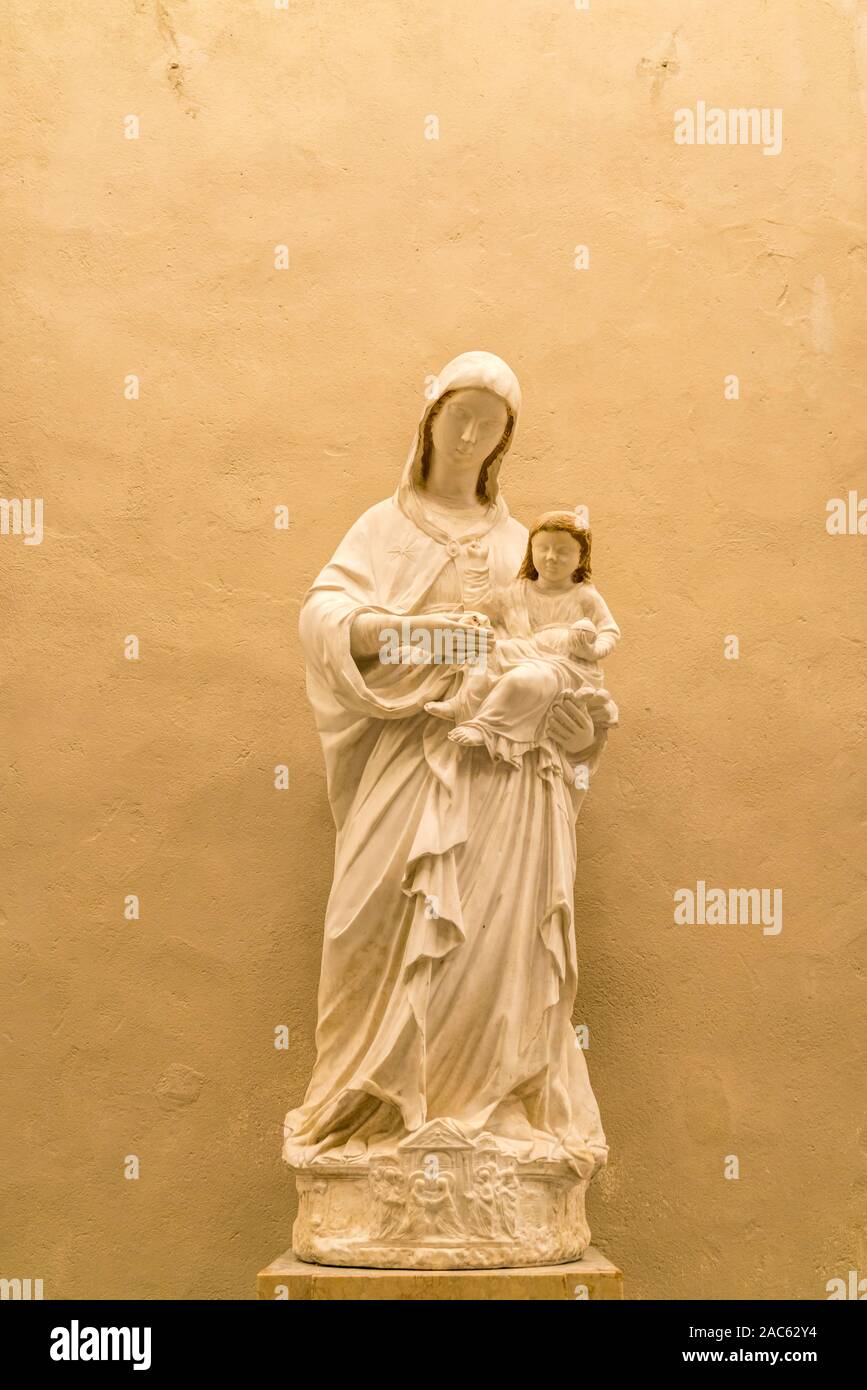 Frauen statua tipo mit in der Kathedrale Santa Maria delle Colonne, Insel Ortigia, Syrakus, Sizilien, Italien, Europa | Donna statua con bambino, C Foto Stock