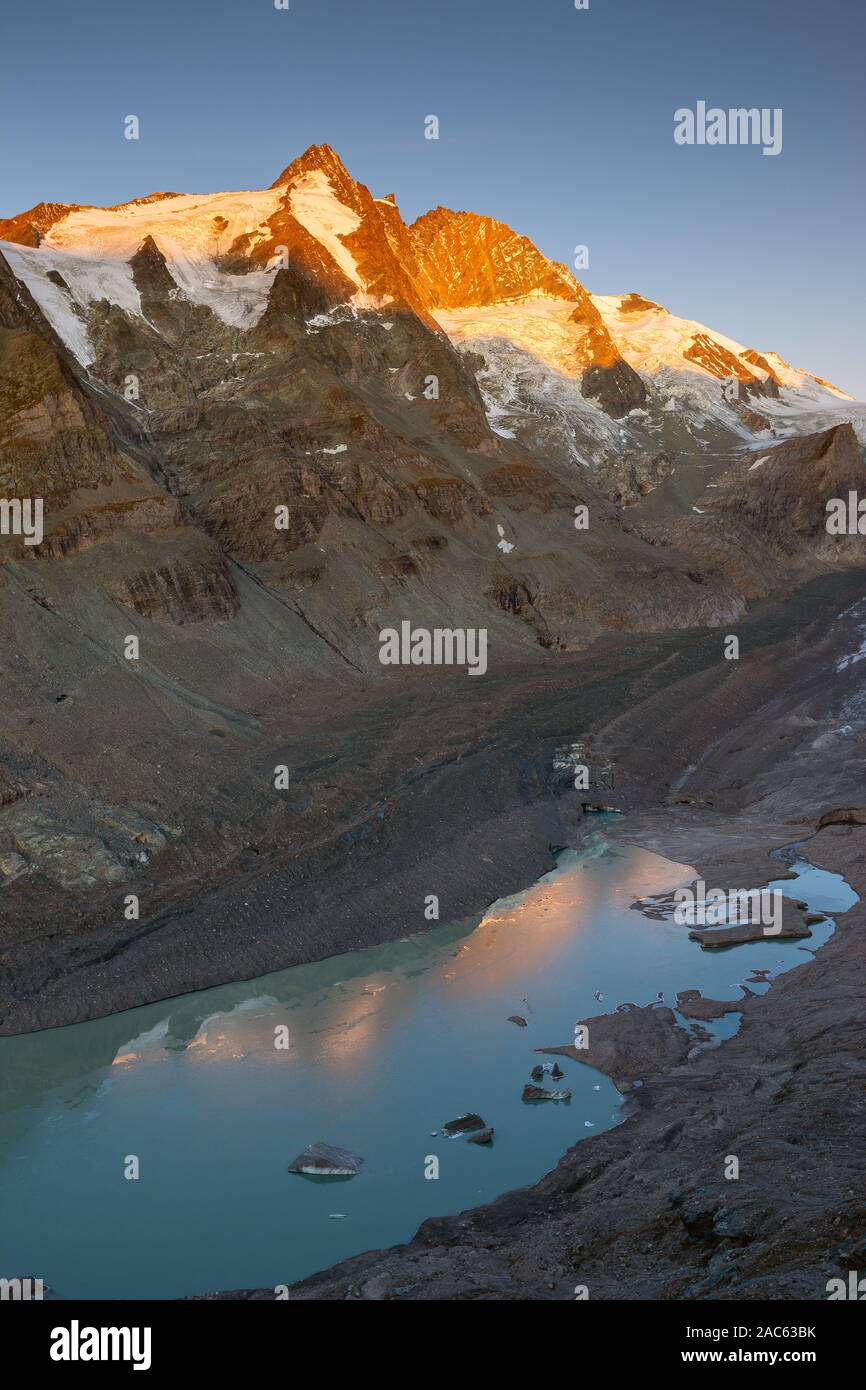 La luce del sole all'alba sul Glocknergruppe massiccio alpino; monte Großglockner picco, ghiacciaio Pasterze. Parco Nazionale degli Alti Tauri. Alpi austriache. L'Europa. Foto Stock