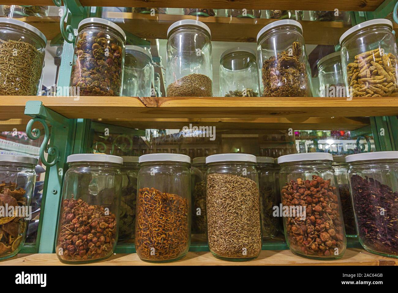 I vasetti con Maghrebian erbe e spezie sul display in un negozio di Marrakech Foto Stock