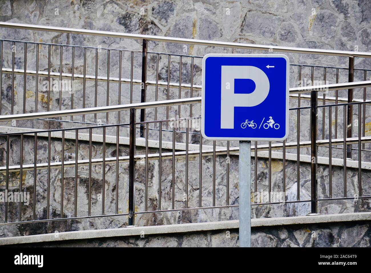Bicicletta segnale di traffico su strada nella città di Bilbao Spagna Foto Stock