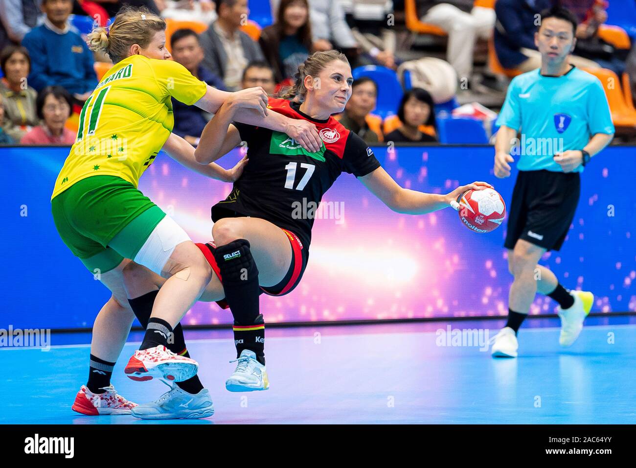 Yamaga City, Giappone. 01 Dic, 2019. Pallamano, donne: WM, turno preliminare, gruppo B, seconda giornata, gruppo B, seconda giornata, Australia - Germania. (Da sinistra) nella totale Emma Guignard (l) da Australia e Alicia Stolle (M) dalla Germania. Credito: Marco Wolf/dpa/Alamy Live News Foto Stock