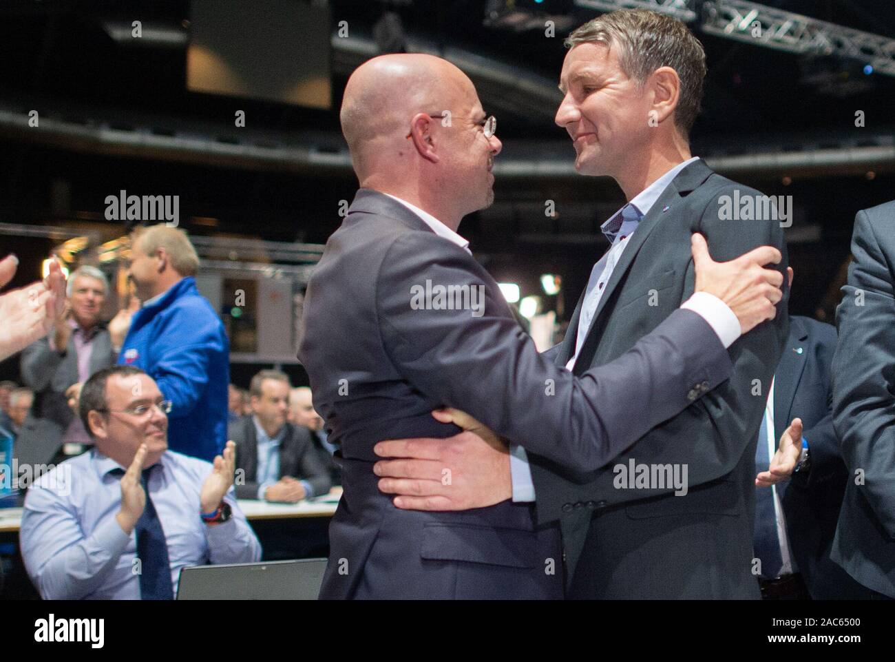 Brunswick, Germania. 01 Dic, 2019. Björn Höcke (r), presidente dell'AfD Turingia, si congratula con Andreas Kalbitz, presidente dell'AfD Brandeburgo, all'AfD conferenza delle parti in occasione della sua elezione come membro associato dell'AfD federale comitato esecutivo. Credito: Hauke-Christian Dittrich/dpa/Alamy Live News Foto Stock