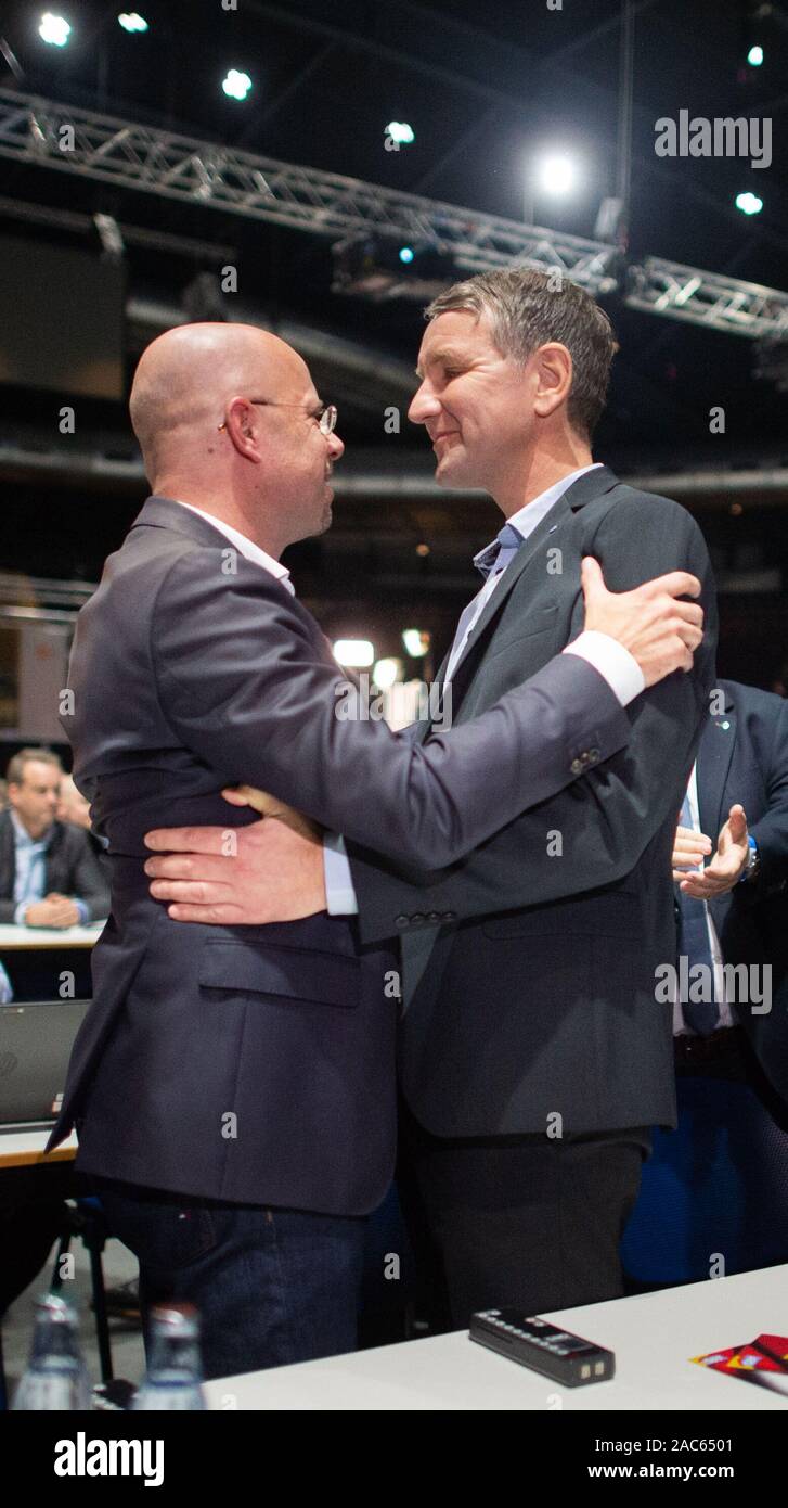 Brunswick, Germania. 01 Dic, 2019. Björn Höcke (r), presidente dell'AfD Turingia, si congratula con Andreas Kalbitz, presidente dell'AfD Brandeburgo, all'AfD conferenza delle parti in occasione della sua elezione come membro associato dell'AfD federale comitato esecutivo. Credito: Hauke-Christian Dittrich/dpa/Alamy Live News Foto Stock