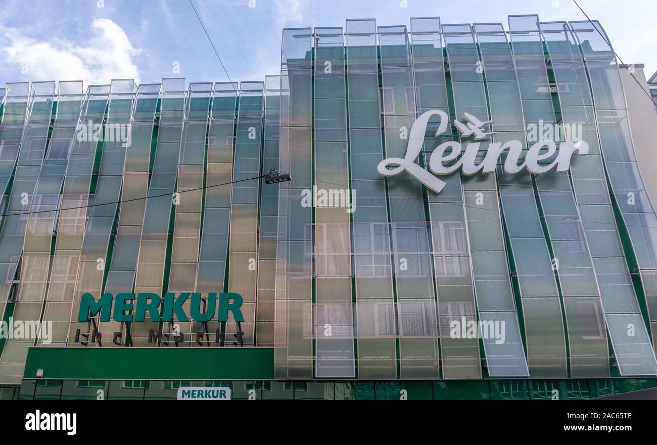 Merkur e Leiner indicazioni su un edificio moderno, Graz, Austria Foto Stock
