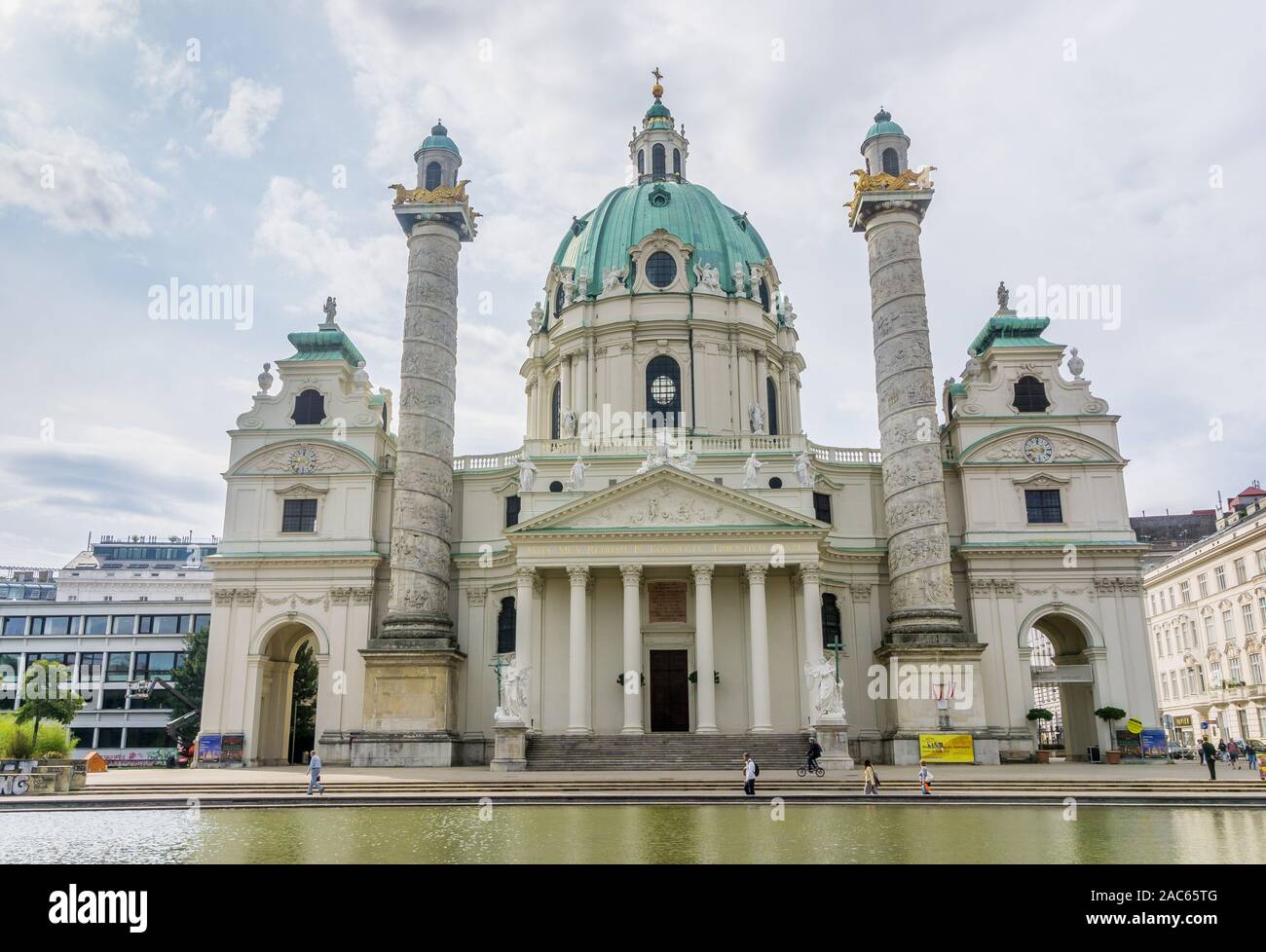 Chiesa di San Carlo Borromeo, (Karlskirche), Karlsplatz Vienna, Austria, Europa Foto Stock