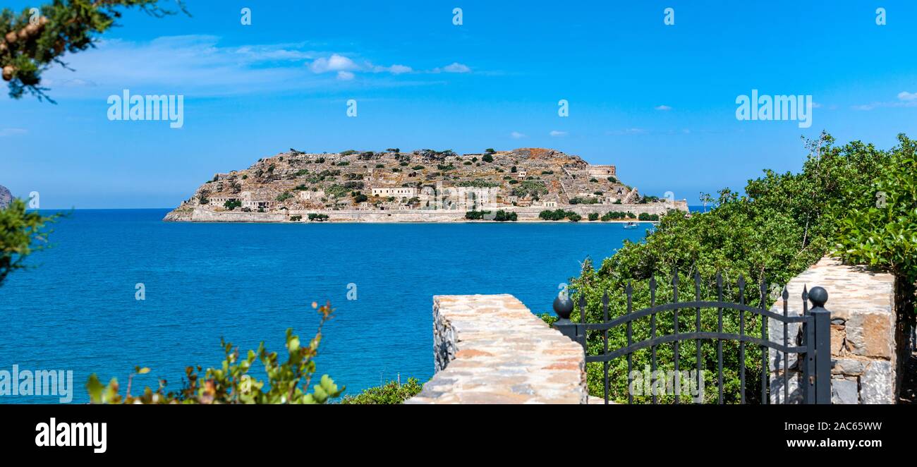 Vista della fortezza di Spinalonga, Mare mediterraneo, baia Mirabello, Creta, Grecia. Foto Stock