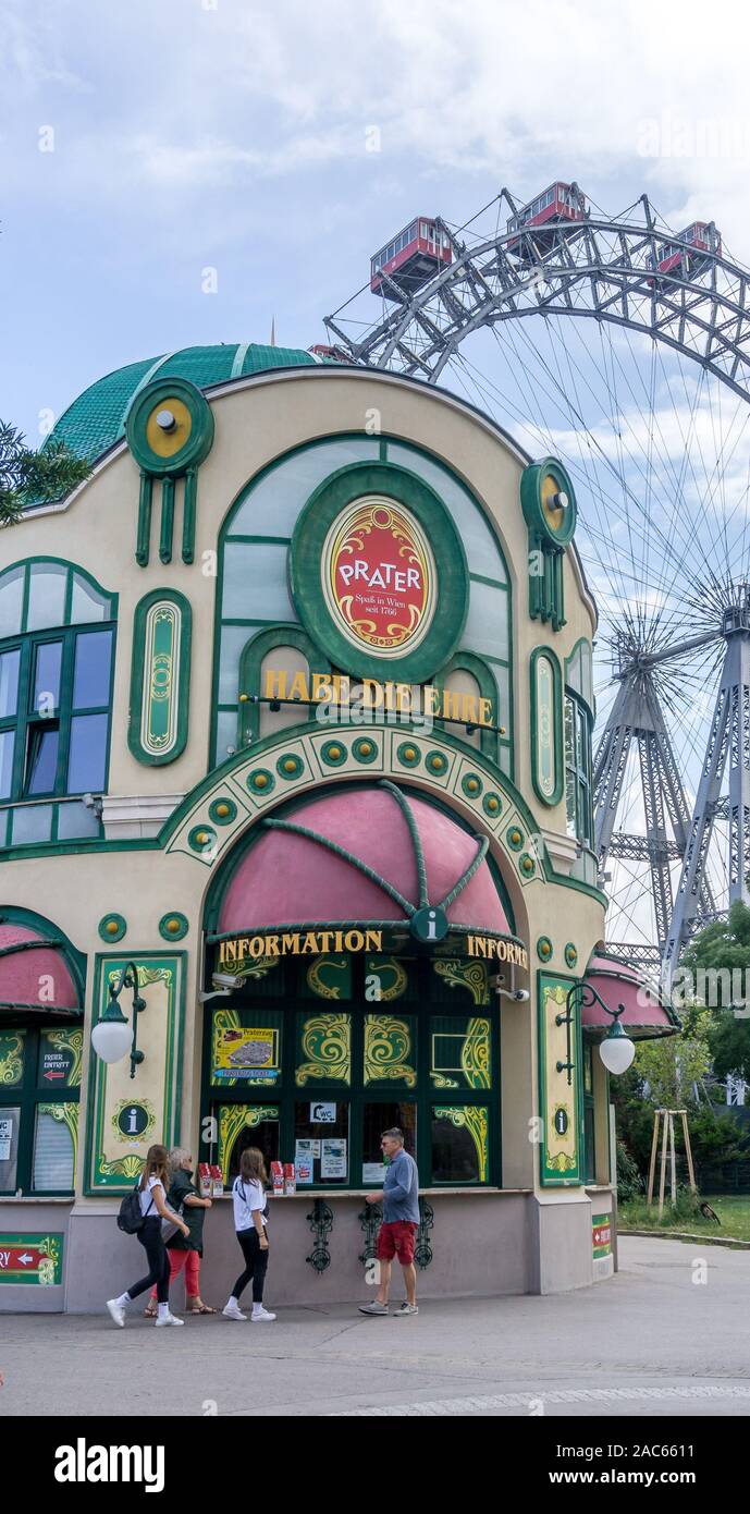 Vienna Prater. Ingresso al parco di divertimenti Prater guardando verso la ruota panoramica Ferris, Vienna, Austria, Europa Foto Stock