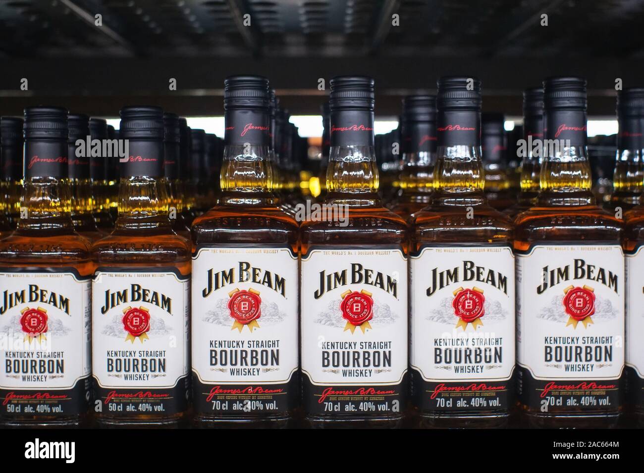 Tyumen, Russia-November 05, 2019: whisky Jim Beam sugli scaffali degli ipermercati metro cash and carry Foto Stock