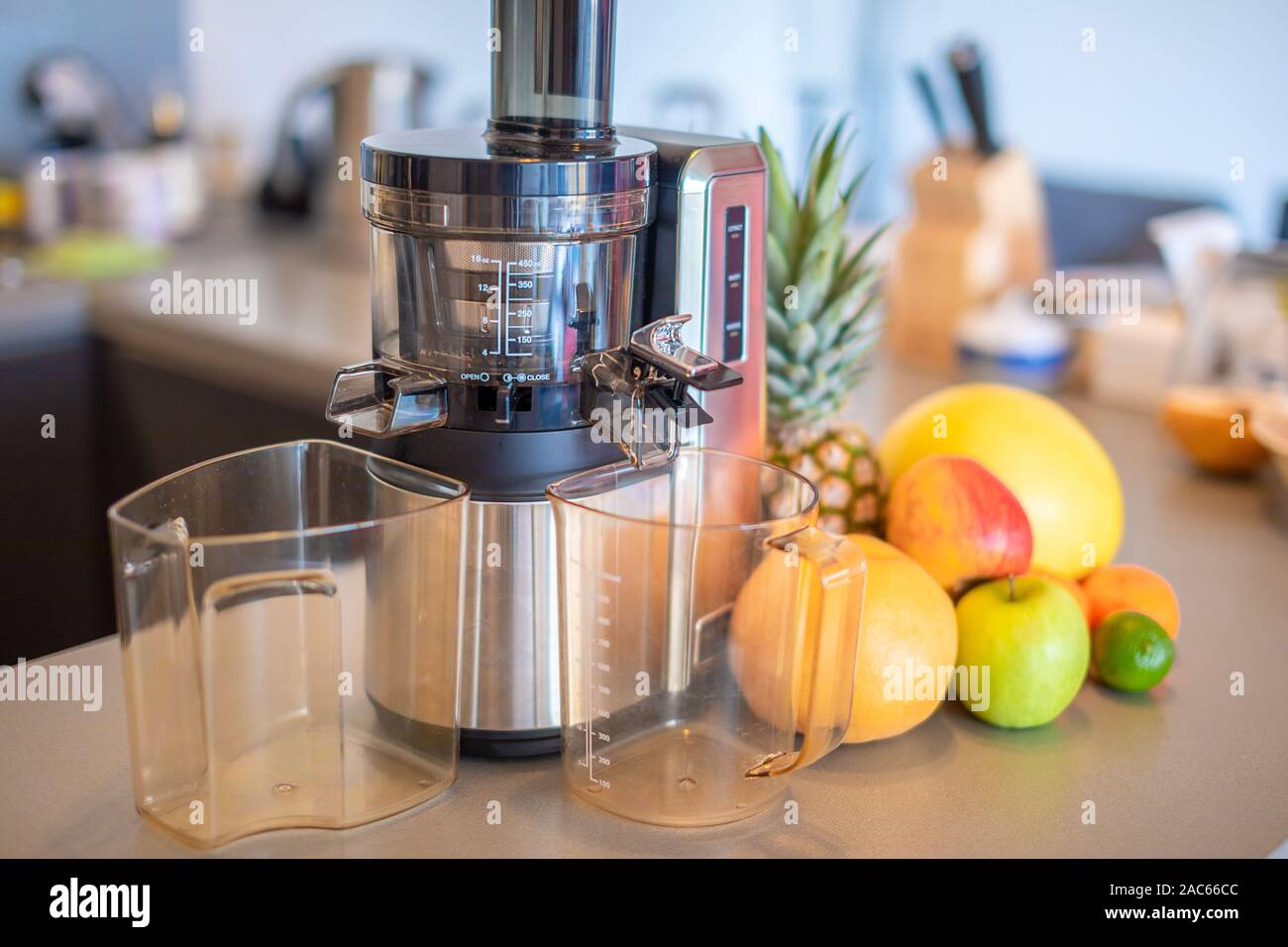 Fare succo di frutta con macchina centrifuga in cucina domestica, mangiare  sano concetto di stile di vita Foto stock - Alamy