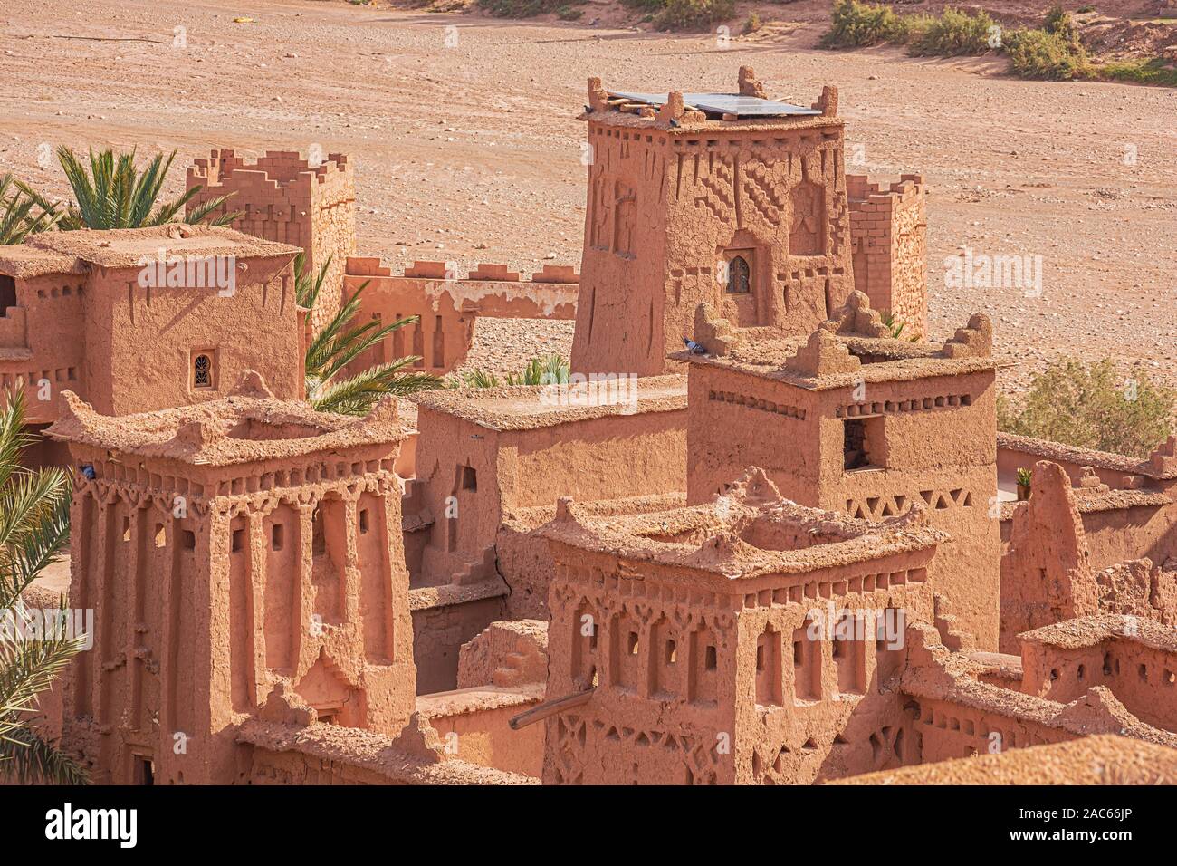 Chiudere la vista delle torri fortificate in adobe dall'interno il Ksar di Ait Benhaddou Foto Stock