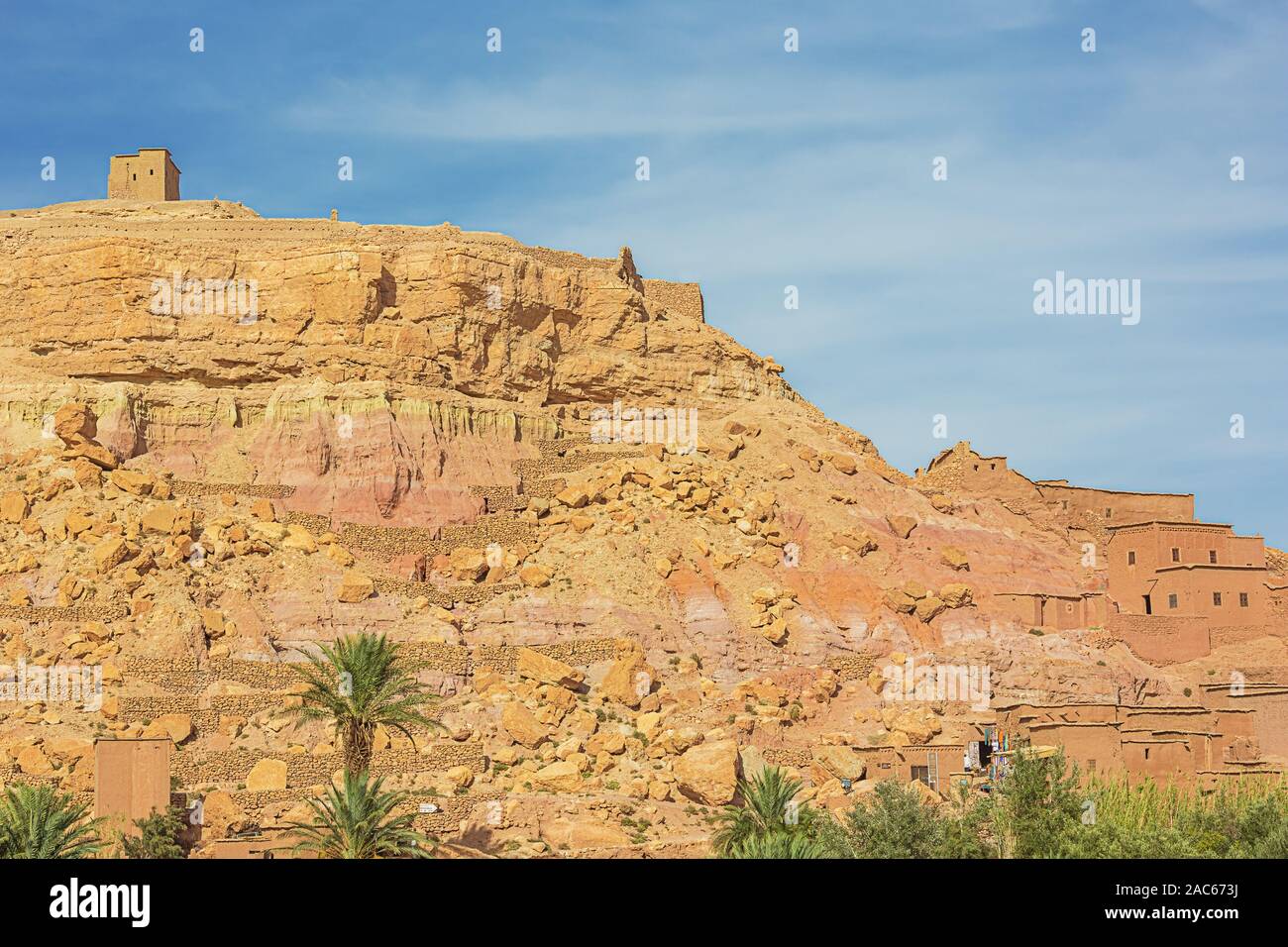 La collina e il capannone per il rimessaggio dominando il Ksar di Ait Benhaddou visto da sopra il ponte sul wadi Foto Stock