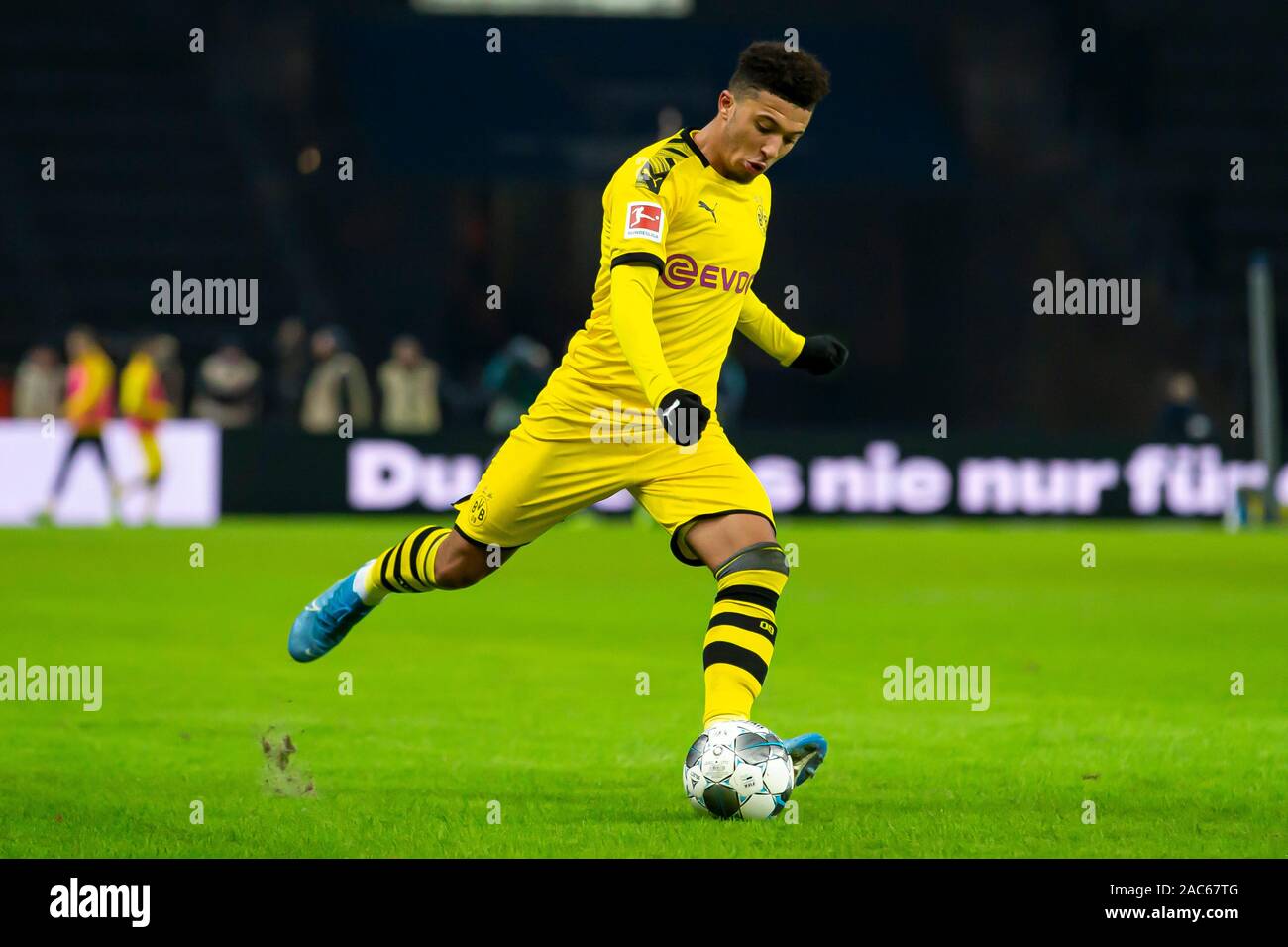 Berlino, Deutschland. 30 Nov, 2019. firo: 30.11.2019, Fuvuball, 1.Bundesliga, stagione 2019/2020, Hertha BSC Berlin - Borussia Dortmund Jadon Sancho (Borussia Dortmund) singola azione | Utilizzo di credito in tutto il mondo: dpa/Alamy Live News Foto Stock