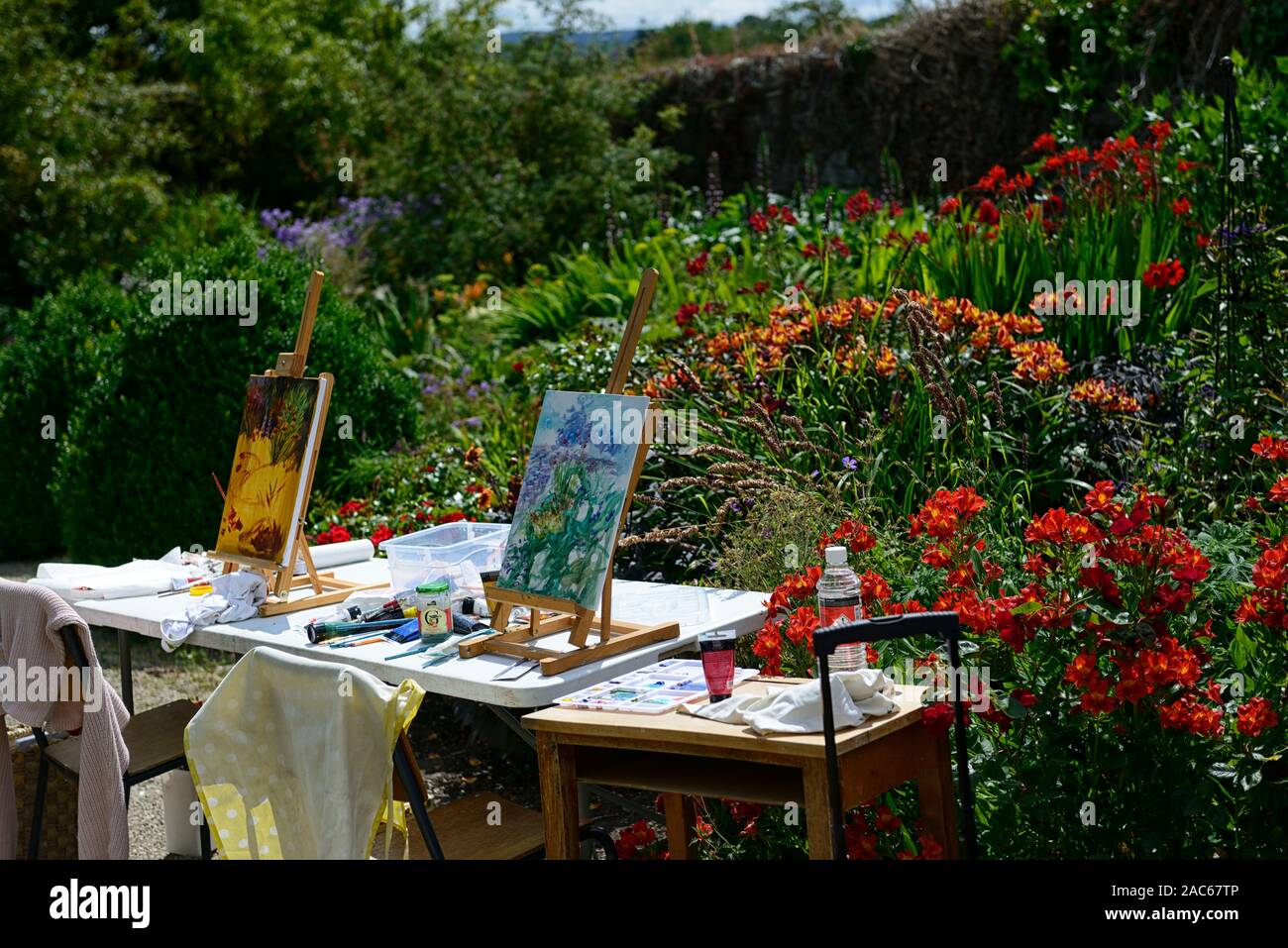 L'arte,paint,Pittura,all'aperto,all'aperto,cavalletto,cavalletti,l'hobby,hobby,scuola,scuole,class,classi,giardino,giardino,,Acquerello Acquerello,l'olio,oli,RM Floral Foto Stock