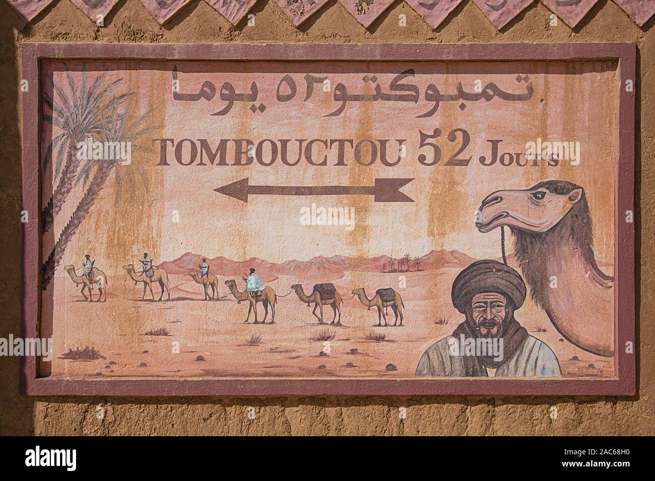 Editoriale: Zagora, Marocco, 5 Ottobre 2019 - cartello indicante 52 giorni a Timbuctu a piedi o in cammello nella città di Zagora Foto Stock