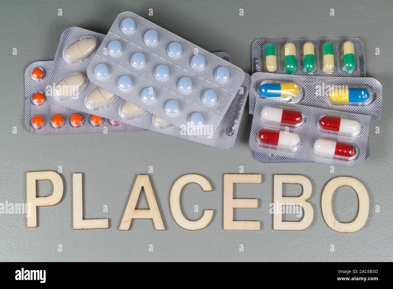 Confezioni di pillole e placebo scritto in lettere in legno Foto Stock