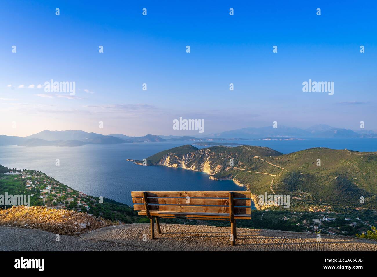 Vista mozzafiato verso il mare Ionio e le isole da Itaca Island, Grecia Foto Stock