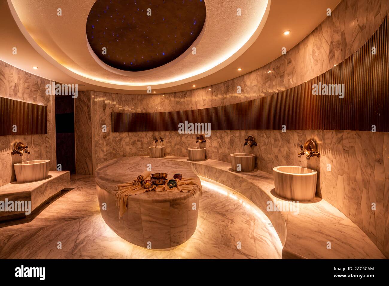 Un hammam turco con uno speciale sistema di riscaldamento per il relax. Foto Stock