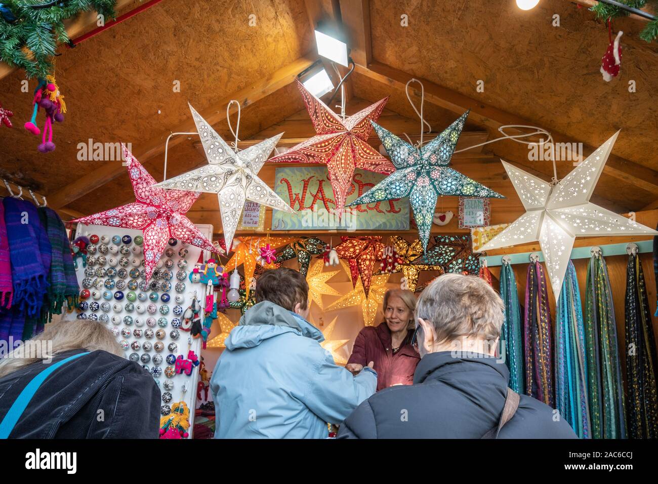 Il Mercatino di Natale a Winchester, Hampshire, Regno Unito - mercato di vendita di stallo a forma di stella luci Foto Stock