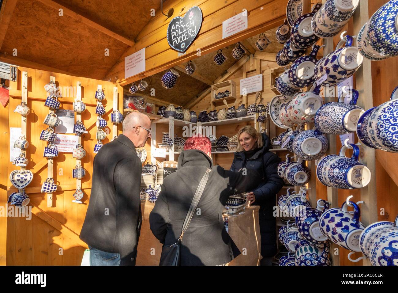 Il Mercatino di Natale a Winchester, Hampshire, Regno Unito - vendita di stallo polacco ceramica Foto Stock