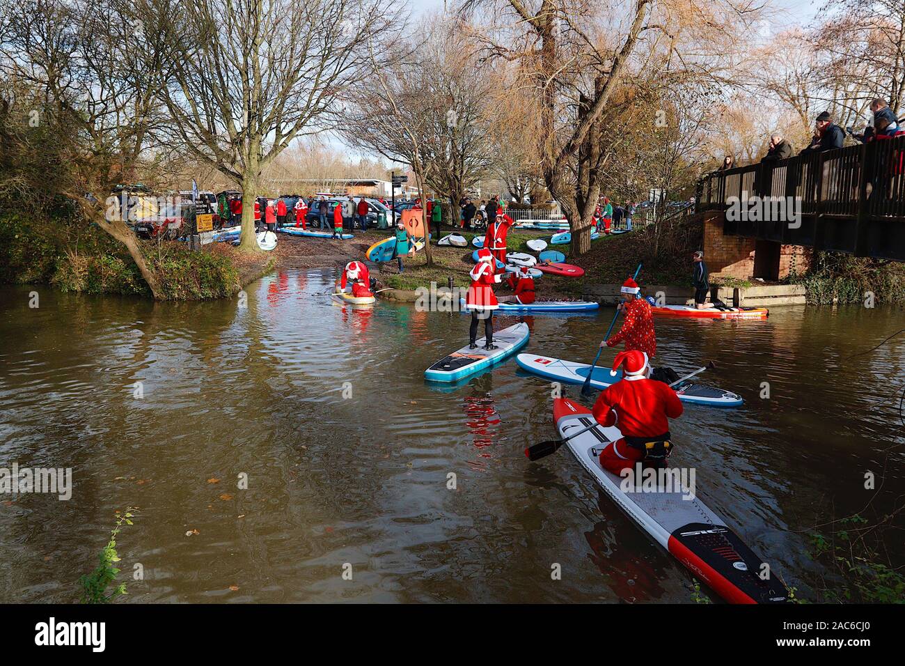 Tonbridge, Kent, Regno Unito. 01 dicembre 2019. Ora è il 9° anno la corsa per il cancro del paddleboard di santa è un evento caritativo iniziato da Jay Manning, un boarder professionista del paddle, che ha tenuto eventi simili in tutto il paese per gli ultimi nove anni. Questa volta l'evento si svolge sul fiume Medway a Tonbridge in Kent con un inizio di 12 ore, i membri del pubblico sono incoraggiati a guardare e donare a questo evento. © Paul Lawrenson 2019. Photo Credit: Paul Lawrenson/Alamy Live News Foto Stock