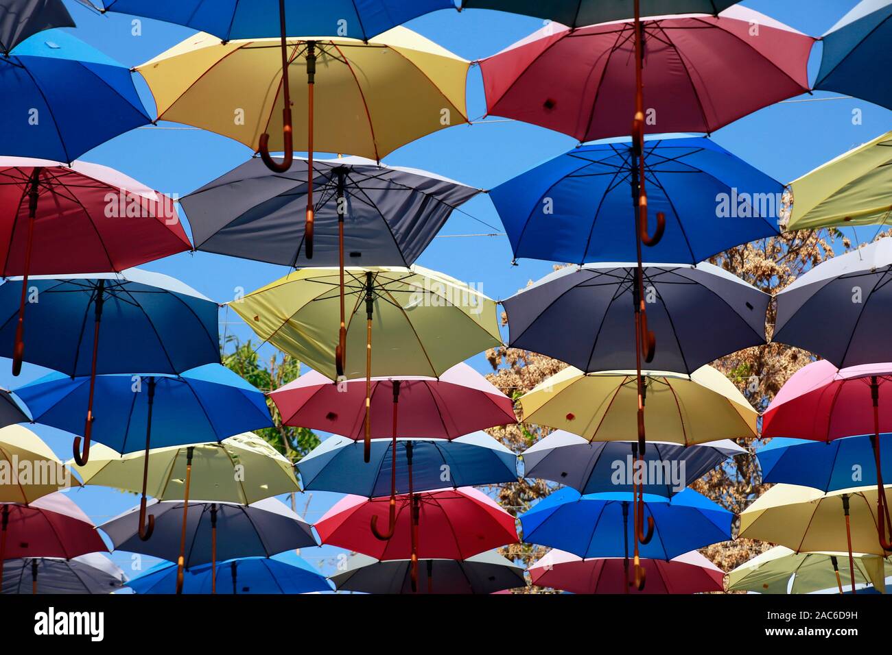 Bunte Regenschirme als Schattenspender über einer Strasse mit Ristoranti, Nikosia / Lefkosia, Türkische Republik Nordzypern Foto Stock