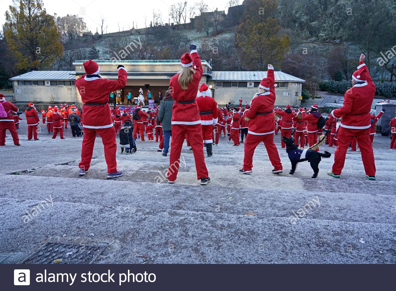 Edimburgo, Scozia, Regno Unito. 1 Dic 2019. La Edinburgh fundraising Santa correre e camminare nella zona ovest di Princes Street Gardens, la raccolta di fondi per i bambini malati per quando si desidera su una stella di carità. Babbo Natale avente una danza al Ross Bandstand. Credito: Craig Brown/Alamy Live News Foto Stock