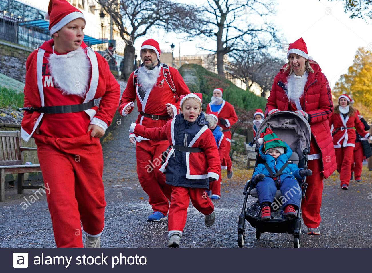 Edimburgo, Scozia, Regno Unito. 1 Dic 2019. La Edinburgh fundraising Santa correre e camminare nella zona ovest di Princes Street Gardens, la raccolta di fondi per i bambini malati per quando si desidera su una stella di carità. Credito: Craig Brown/Alamy Live News Foto Stock