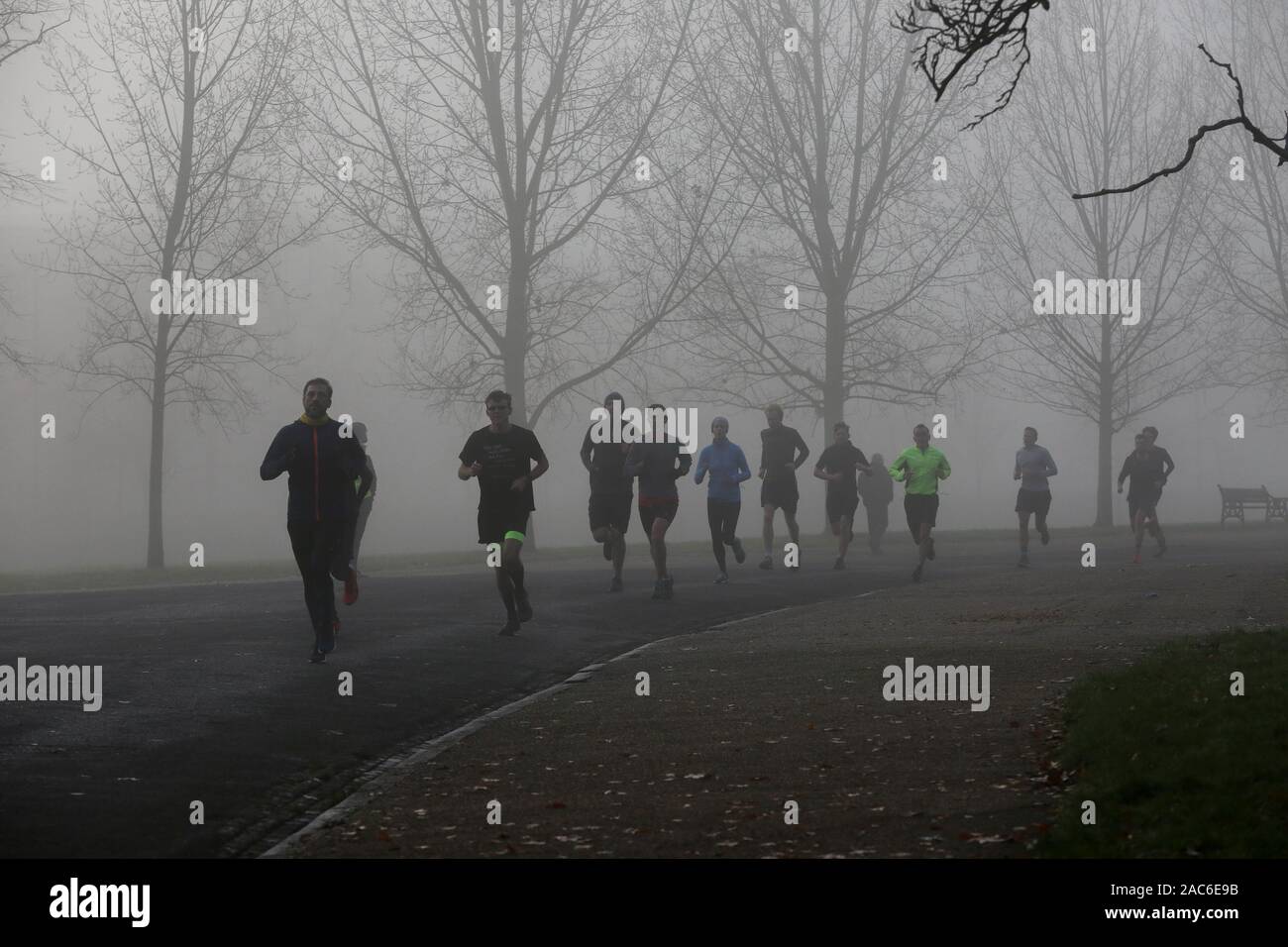 Londra, Regno Unito. 30 Novembre, 2019. Gli atleti jog immerso in una densa nebbia a Finsbury Park, a nord di Londra. Credito: Dinendra Haria/SOPA Immagini/ZUMA filo/Alamy Live News Foto Stock