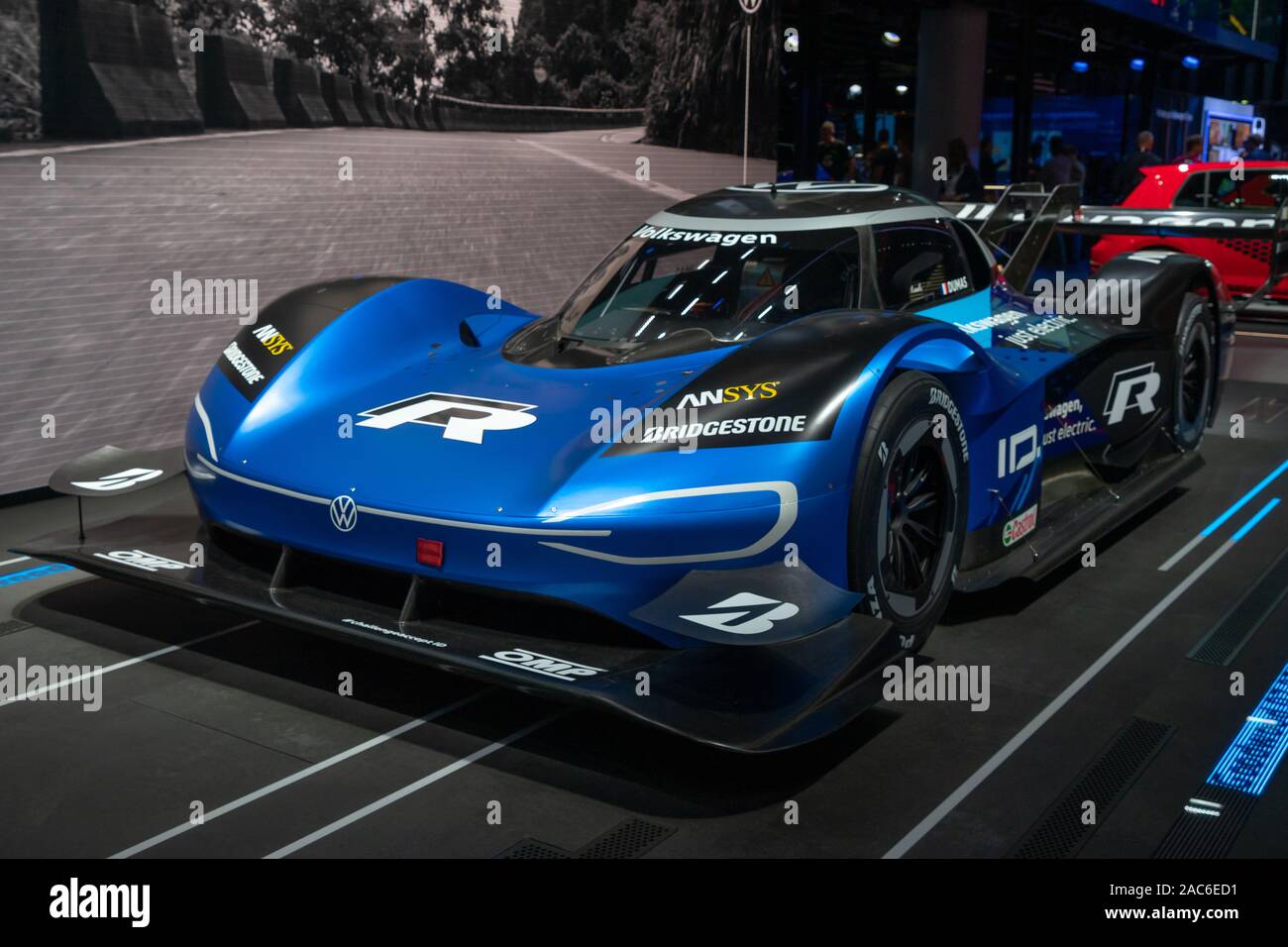 Frankfurt am Main, Germania - 20 Settembre 2019: Blu prototipo completamente il veicolo elettrico Volkswagen ID.R al Frankfurt International Motor Show IAA 2 Foto Stock