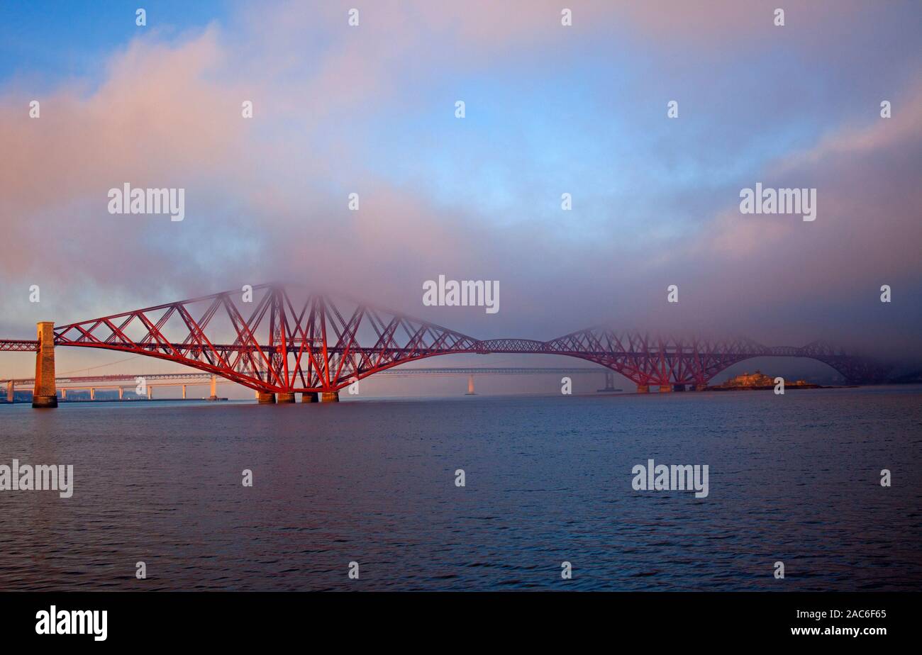 South Queensferry, Edimburgo, Scozia, Regno Unito. Il 1 dicembre 2019. Soleggiato con meno 4 gradi a sunrise ma spessa nebbia in movimento su tre ponti specialmente il South Queensferry attraversando portando una discreta quantità di traffico verso North Queensferry che aveva più spessa nebbia. Foto Stock