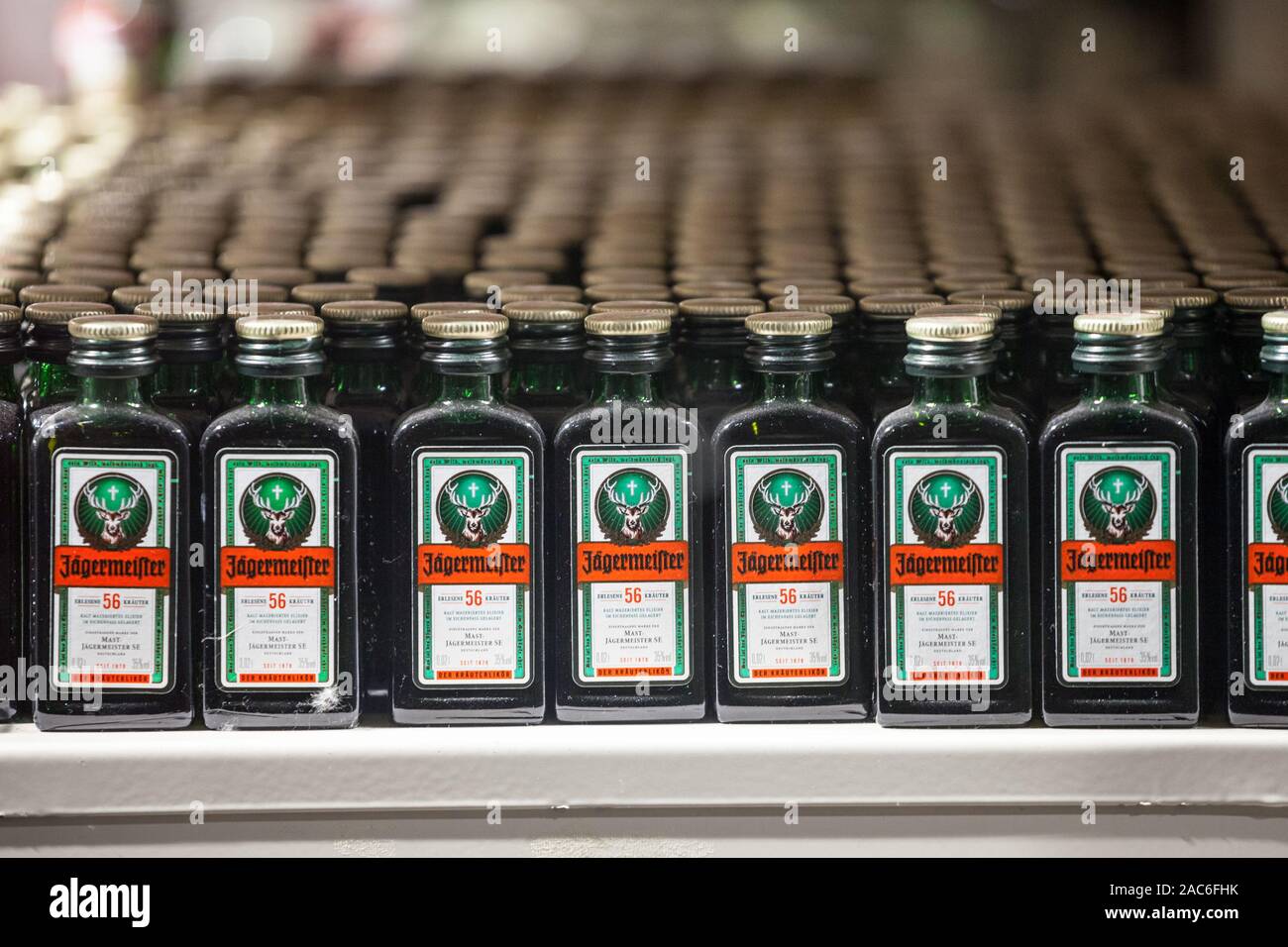 VIENNA, Austria - 6 Novembre 2019: Jagermeister etichetta su molti file di bottiglie in un negozio di Vienna. Jagermeister è un liquore tedesco fatta di alcol un Foto Stock
