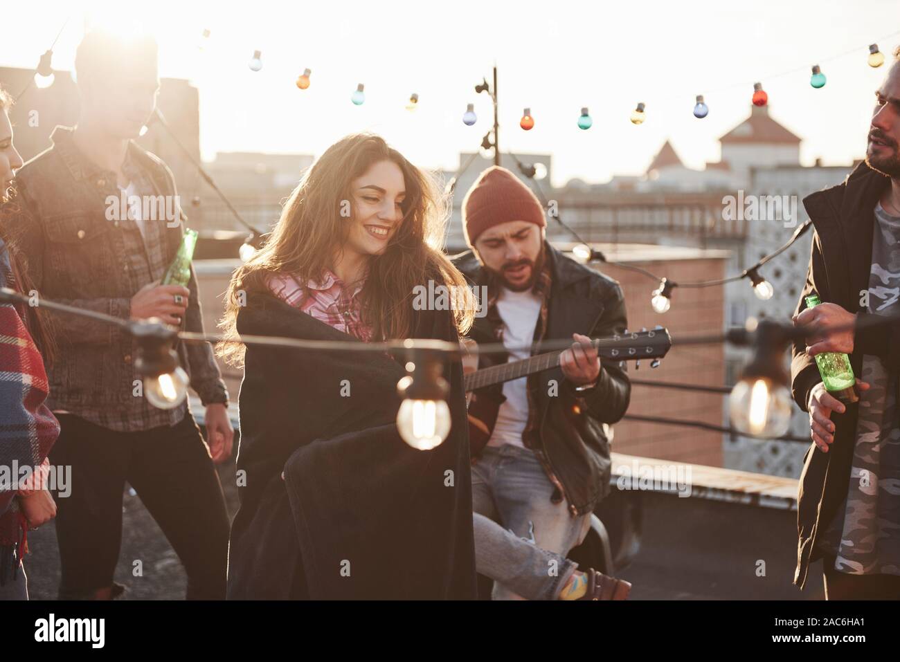 Festa sul tetto con alcool e chitarra acustica a soleggiata giornata autunnale Foto Stock