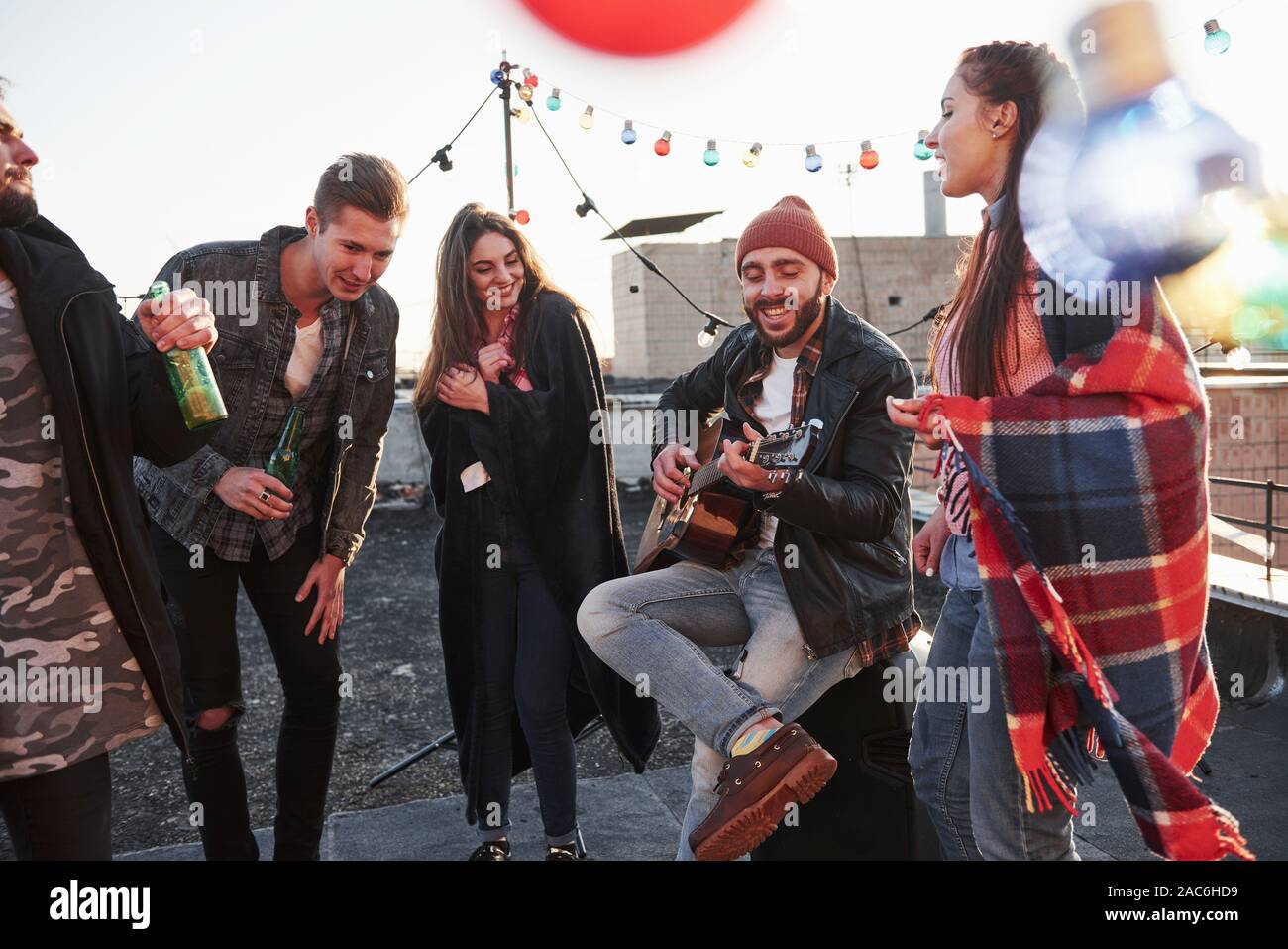 Vota questo brano. Festa sul tetto con alcool e chitarra acustica a soleggiata giornata autunnale Foto Stock