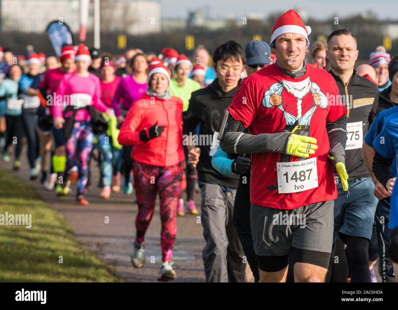 Holme Pierrepont, Nottingham, Regno Unito. 1st. Dicembre, 2019. I corridori che partecipano al Nottingham Natale mezza maratona a livello nazionale dal centro di sport acquatici, stanno godendo soleggiato e luminoso condizioni su questo primo giorno di inverno dopo diversi giorni di bagnato e tempo piovoso. Credito: Alan Keith Beastall/Alamy Live News. Foto Stock