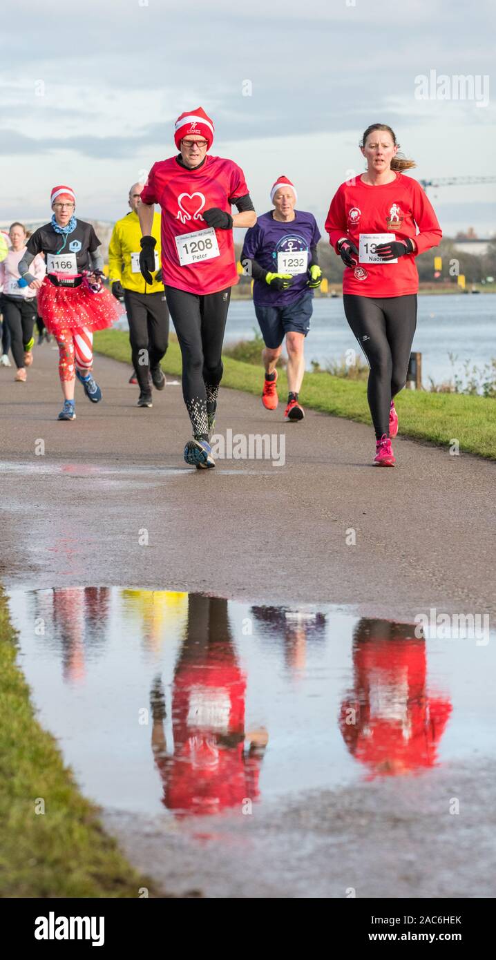 Holme Pierrepont, Nottingham, Regno Unito. 1st. Dicembre, 2019. I corridori che partecipano al Nottingham Natale mezza maratona a livello nazionale dal centro di sport acquatici, stanno godendo soleggiato e luminoso condizioni su questo primo giorno di inverno dopo diversi giorni di bagnato e tempo piovoso. Credito: Alan Keith Beastall/Alamy Live News. Foto Stock