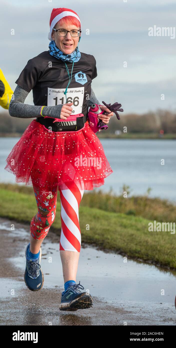 Holme Pierrepont, Nottingham, Regno Unito. 1st. Dicembre, 2019. I corridori che partecipano al Nottingham Natale mezza maratona a livello nazionale dal centro di sport acquatici, stanno godendo soleggiato e luminoso condizioni su questo primo giorno di inverno dopo diversi giorni di bagnato e tempo piovoso. Credito: Alan Keith Beastall/Alamy Live News. Foto Stock