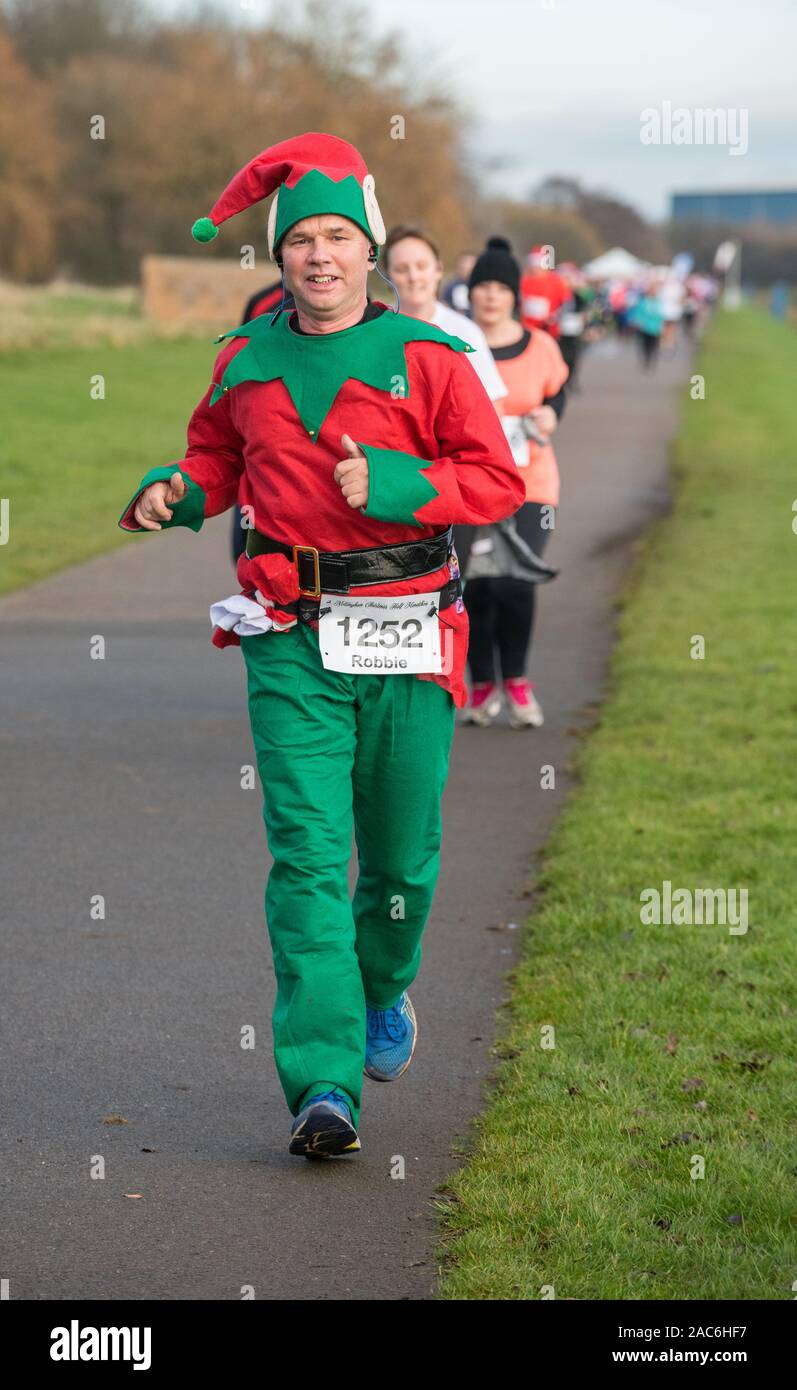 Holme Pierrepont, Nottingham, Regno Unito. 1st. Dicembre, 2019. I corridori che partecipano al Nottingham Natale mezza maratona a livello nazionale dal centro di sport acquatici, stanno godendo soleggiato e luminoso condizioni su questo primo giorno di inverno dopo diversi giorni di bagnato e tempo piovoso. Credito: Alan Keith Beastall/Alamy Live News. Foto Stock