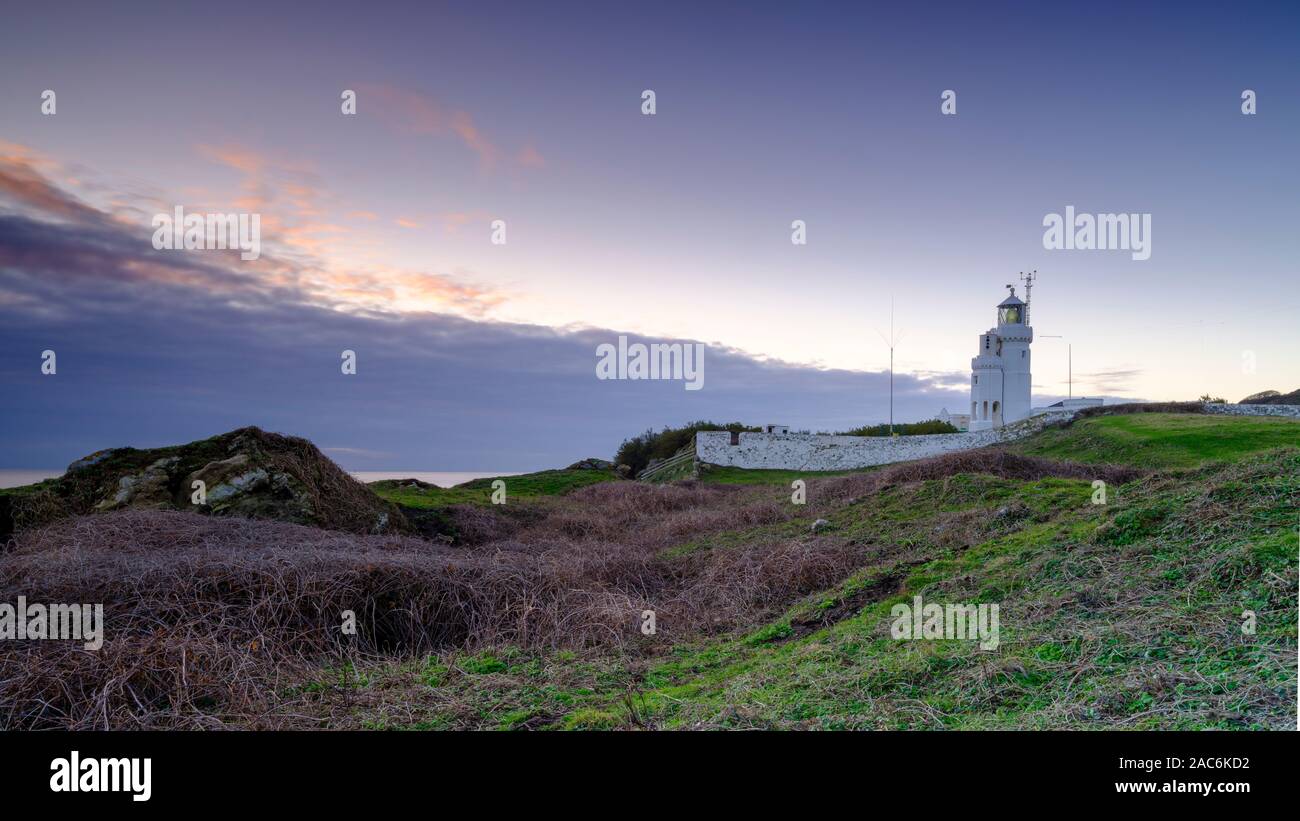 Niton, Regno Unito - 29 Novembre 2019: tramonto su Santa Caterina del punto luce da casa nei pressi di Reeth Bay sull'Isola di Wight, Regno Unito Foto Stock