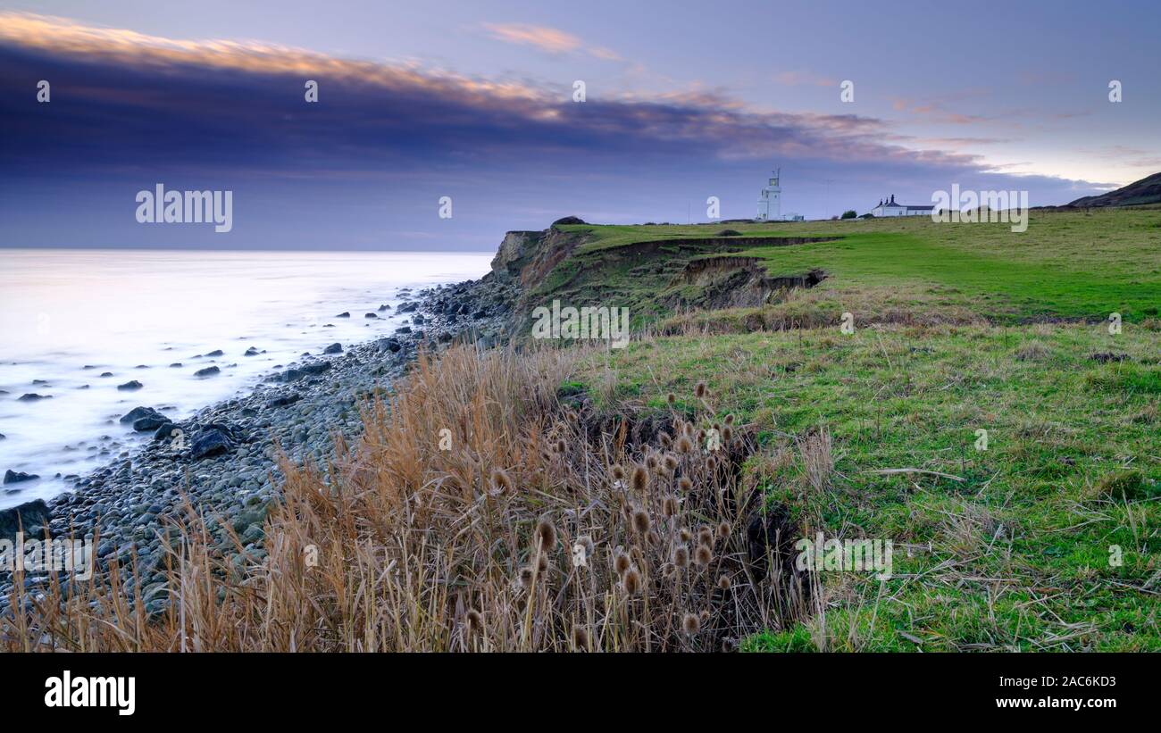 Niton, Regno Unito - 29 Novembre 2019: tramonto su Santa Caterina del punto luce da casa nei pressi di Reeth Bay sull'Isola di Wight, Regno Unito Foto Stock