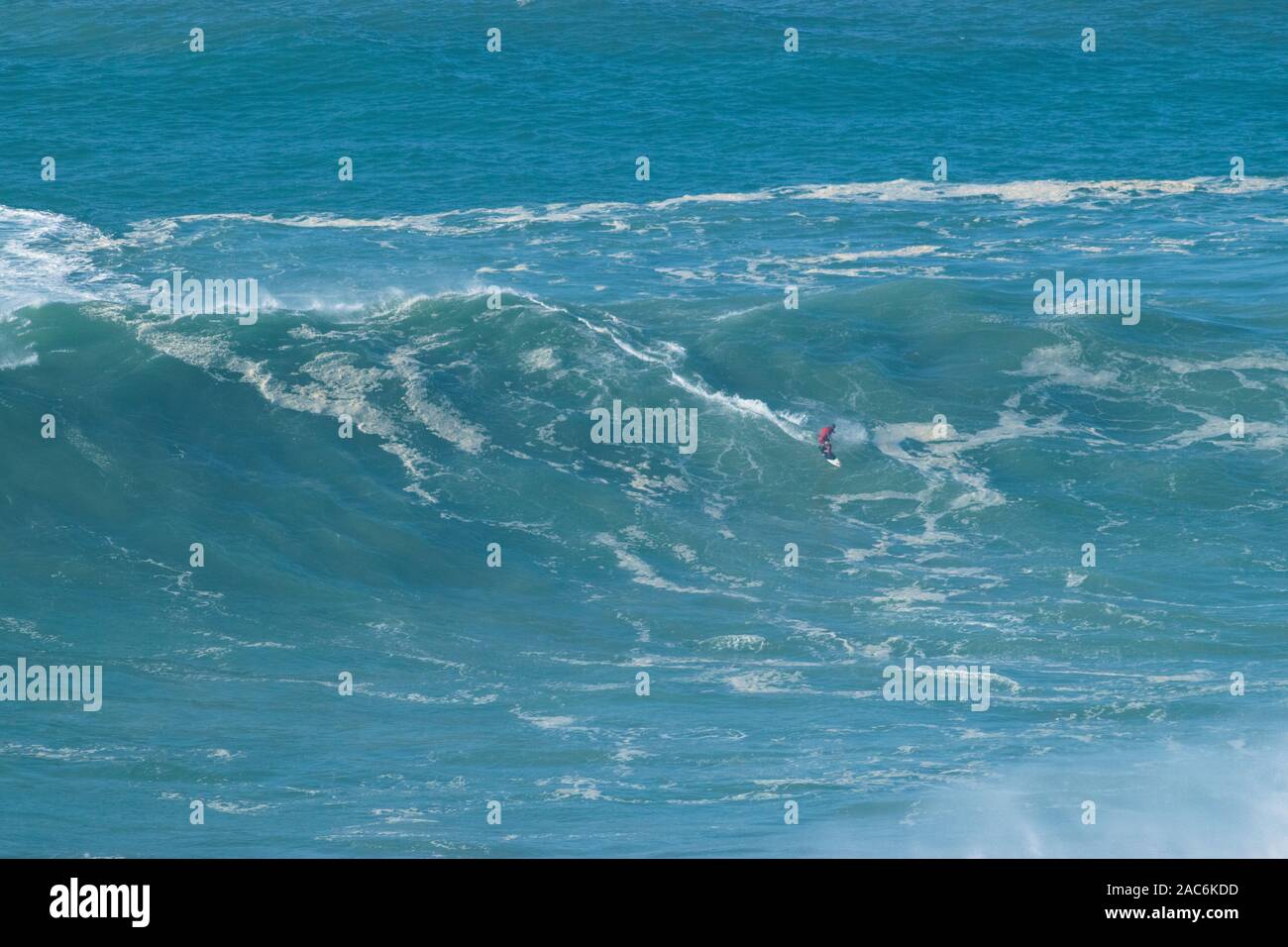 Pro surfer sulla enorme XXL 20-30 metri (70-100 piedi) onde Praia do Norte Nazare Portogallo Foto Stock