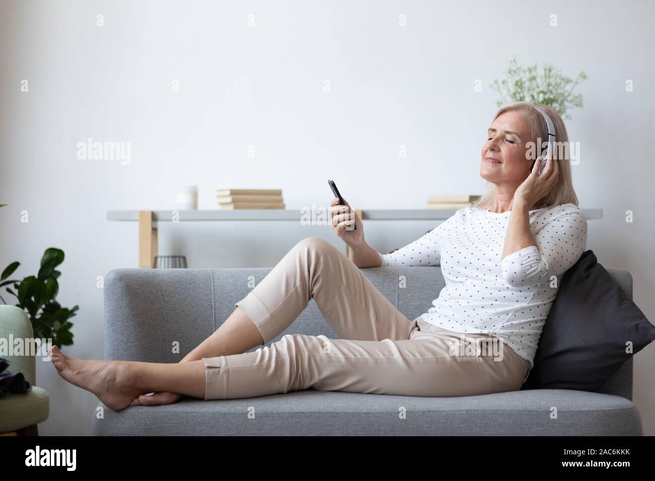 Persone anziane donne amanti della musica rilassante sul lettino ascolto brano preferito Foto Stock