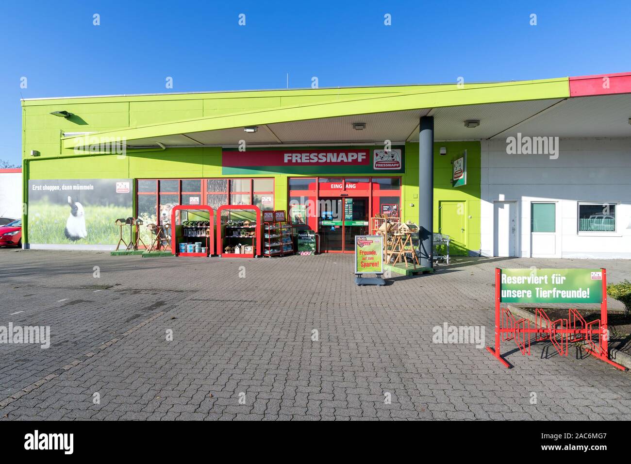 Fressnapf store in Cuxhaven, Germania. Con oltre 1.400 negozi in 12 paesi europei Fressnapf è la più grande comunità pet food company. Foto Stock